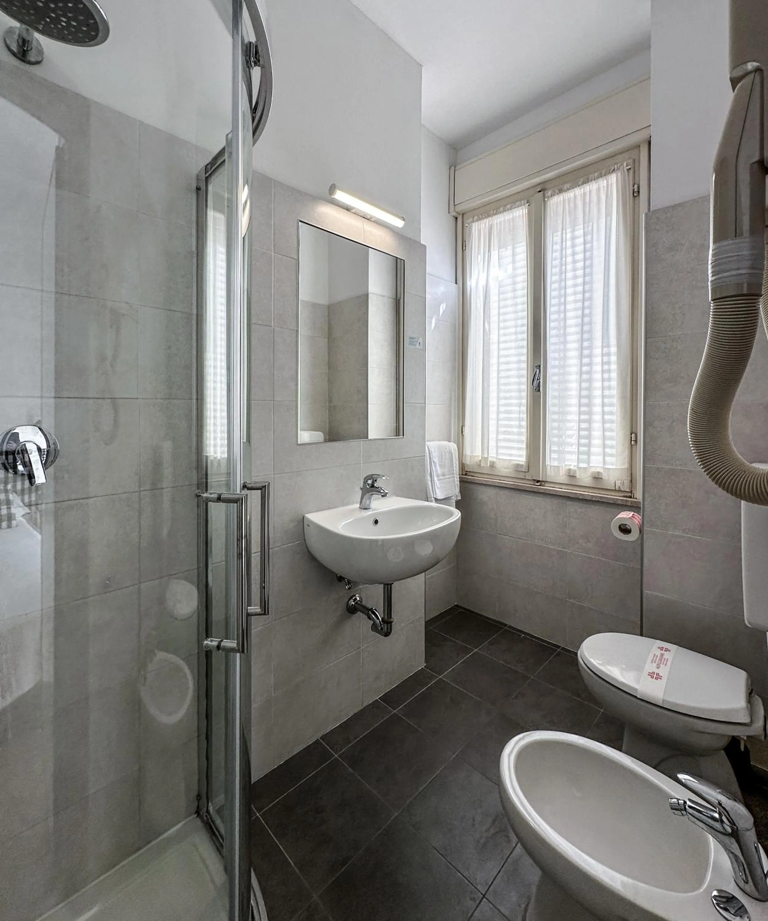 Shower in Hotel Aplo - Breakfast Experience