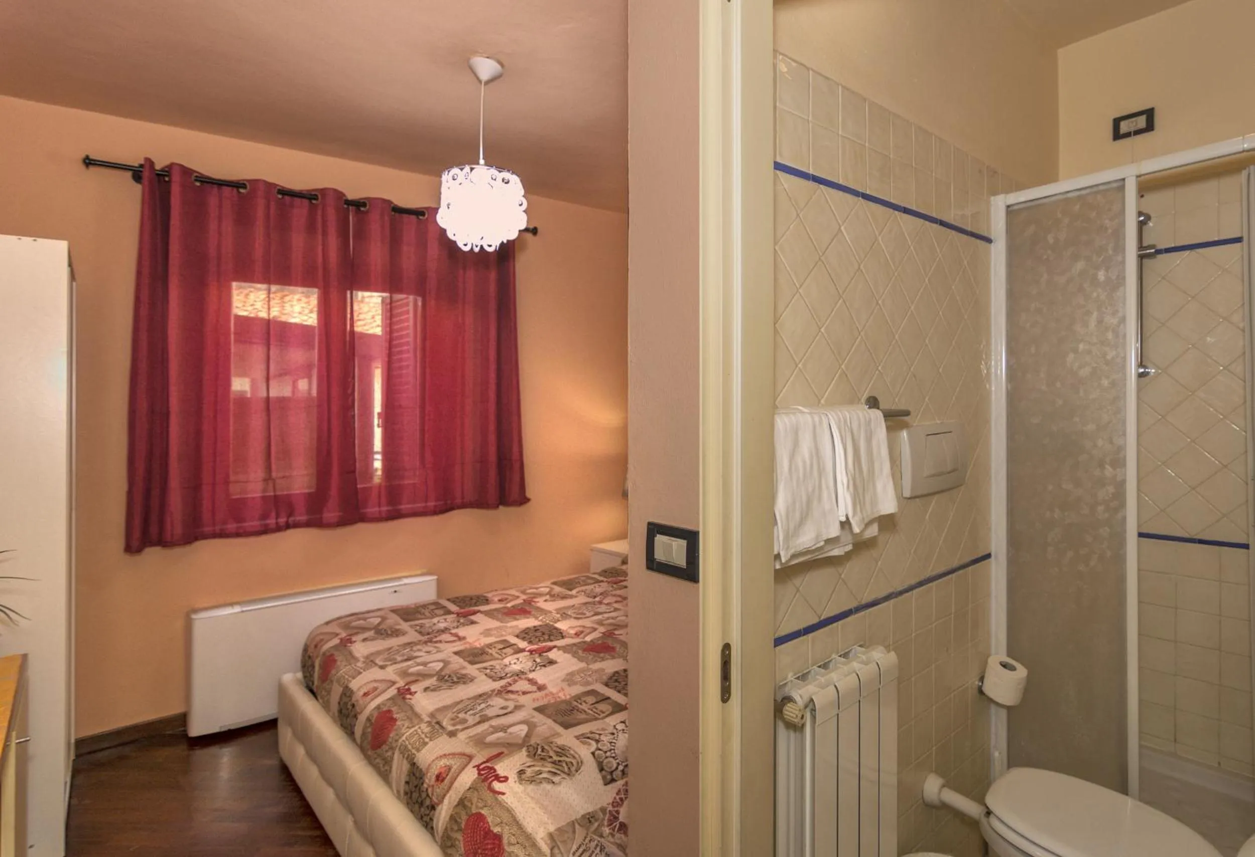Shower, Bed in Hotel Il Giardino