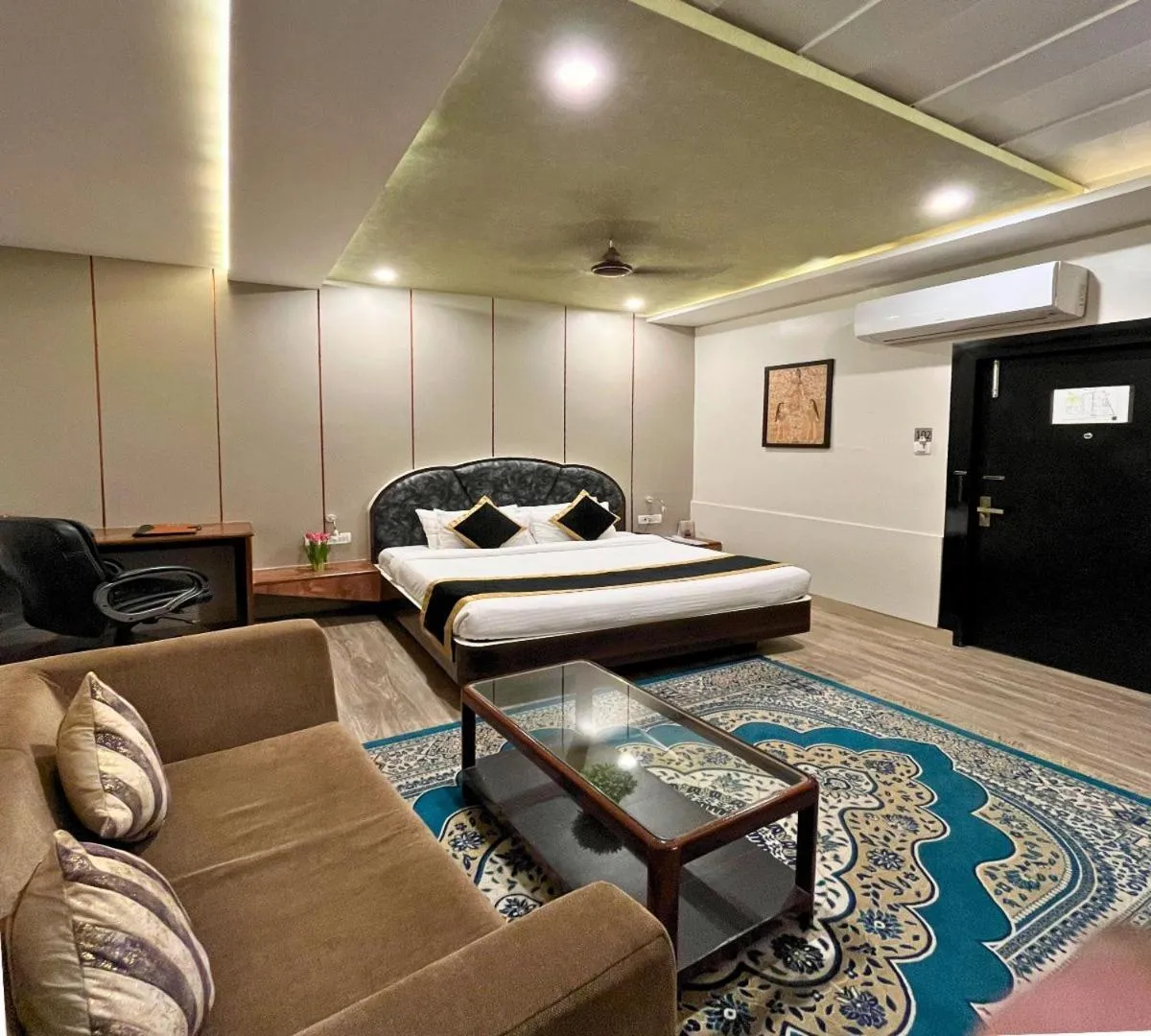 Bed in Hotel Runway Inn