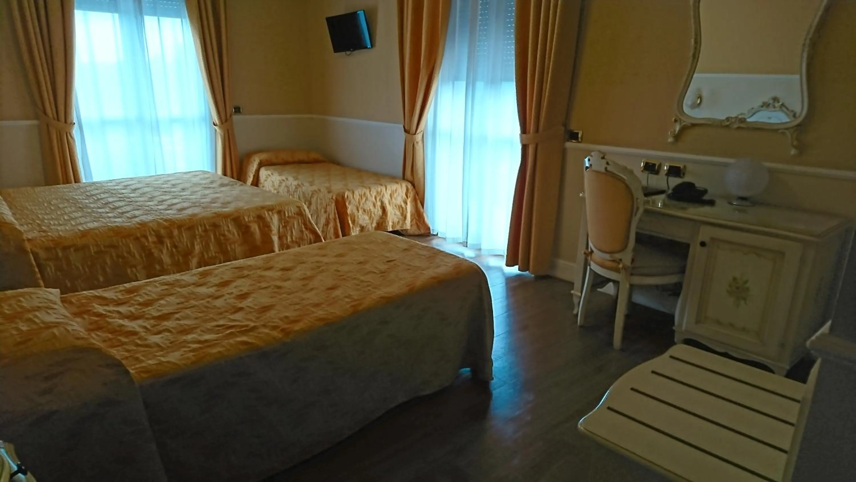 Photo of the whole room, Bed in Hotel Confine