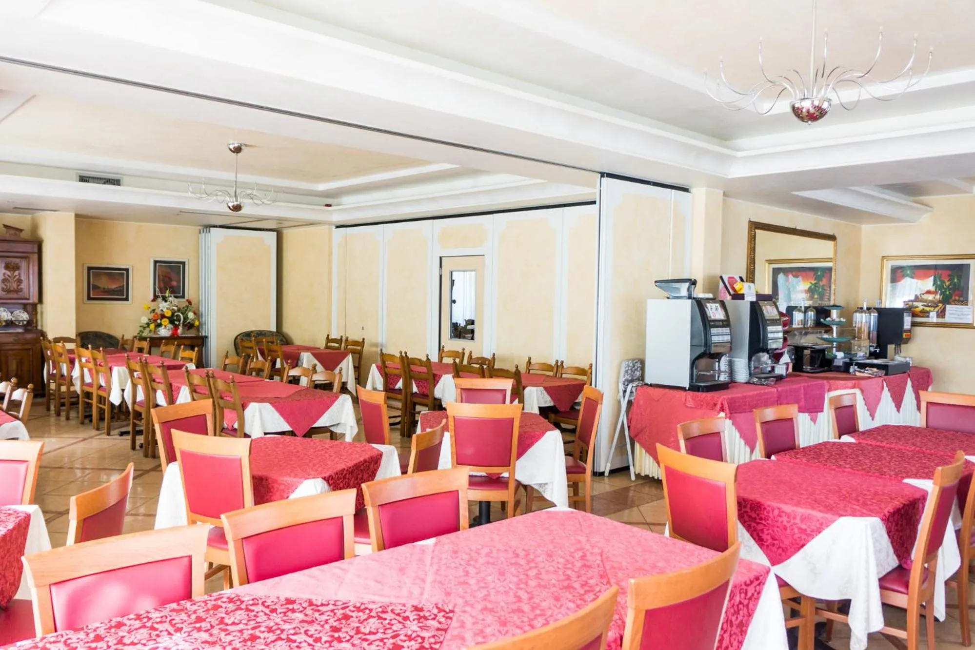 Restaurant/places to eat in Hotel Confine
