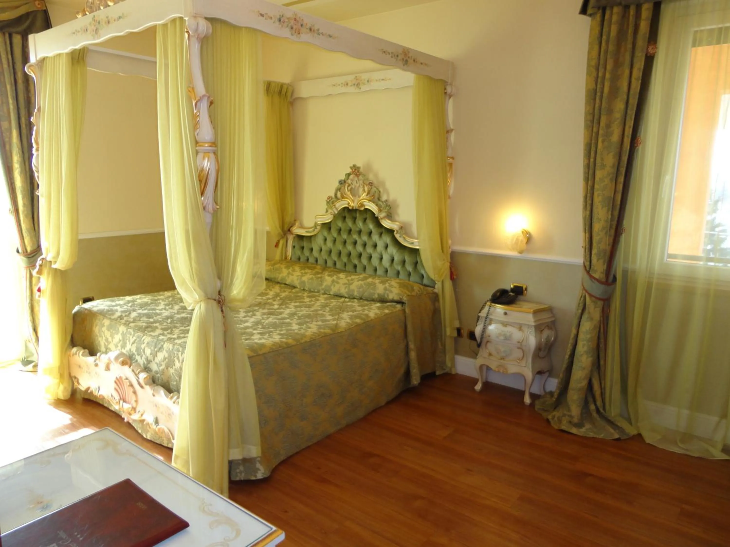 Photo of the whole room, Bed in Hotel Confine