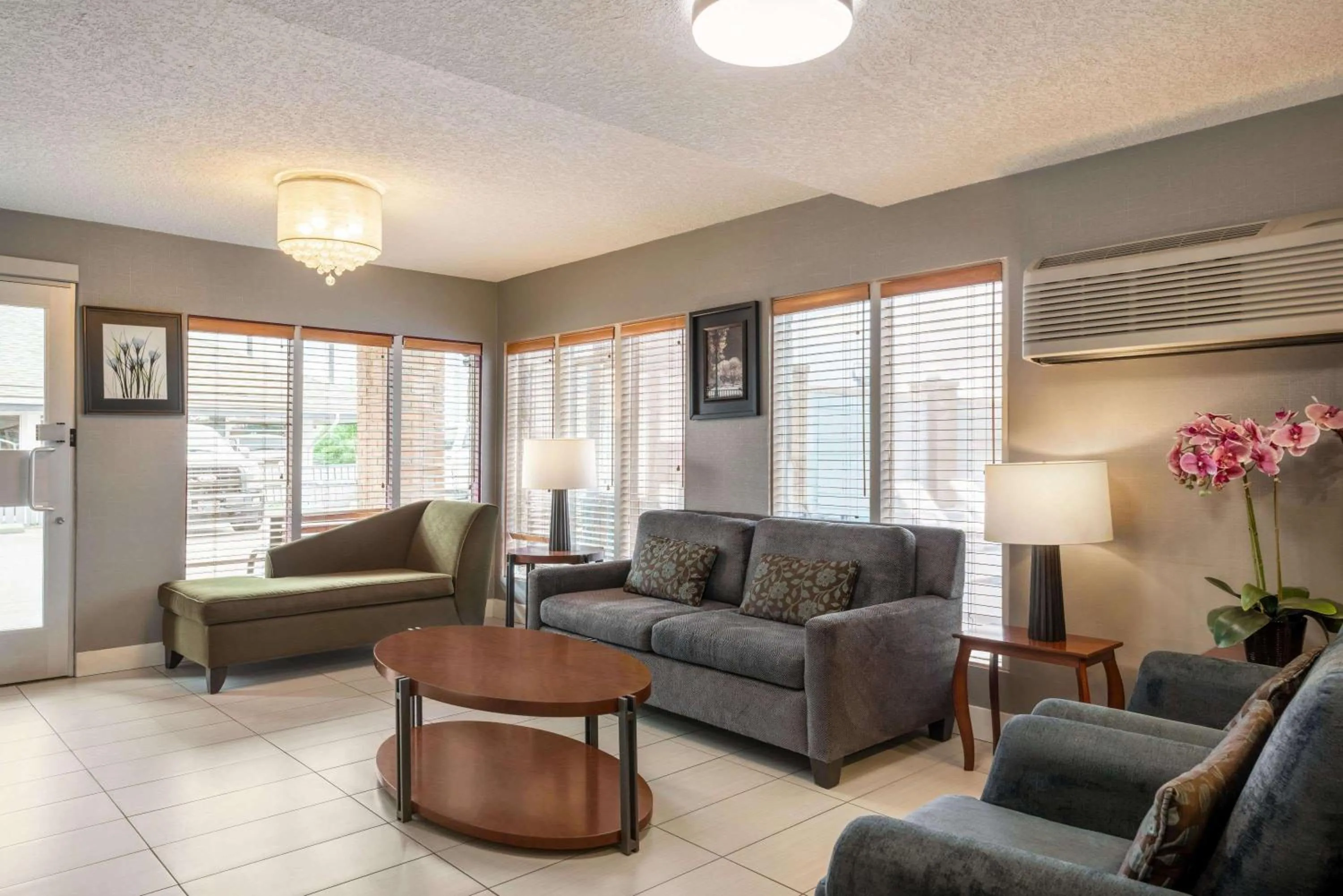 Lobby or reception in Travelodge by Wyndham Calgary South