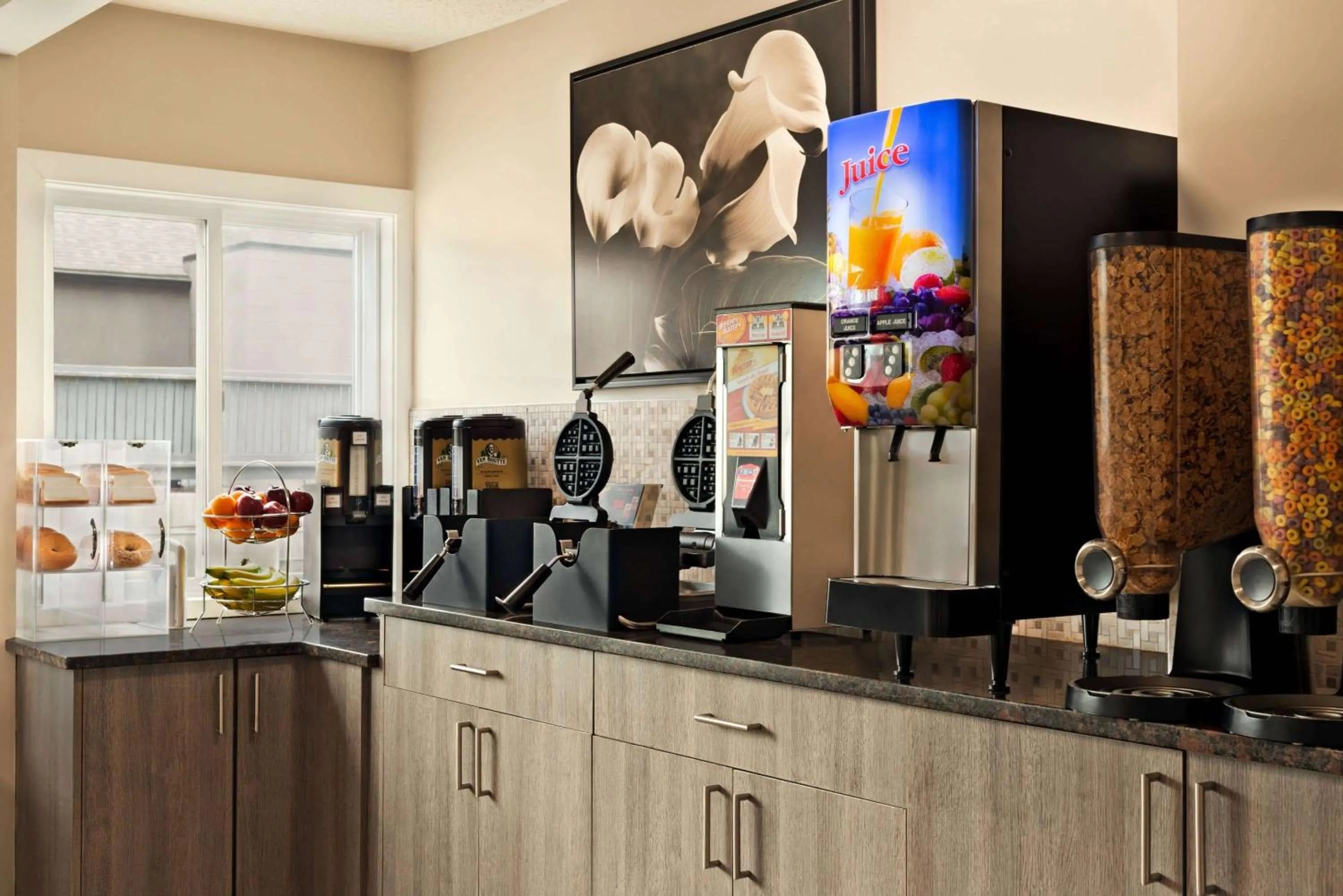 Restaurant/places to eat in Travelodge by Wyndham Calgary South