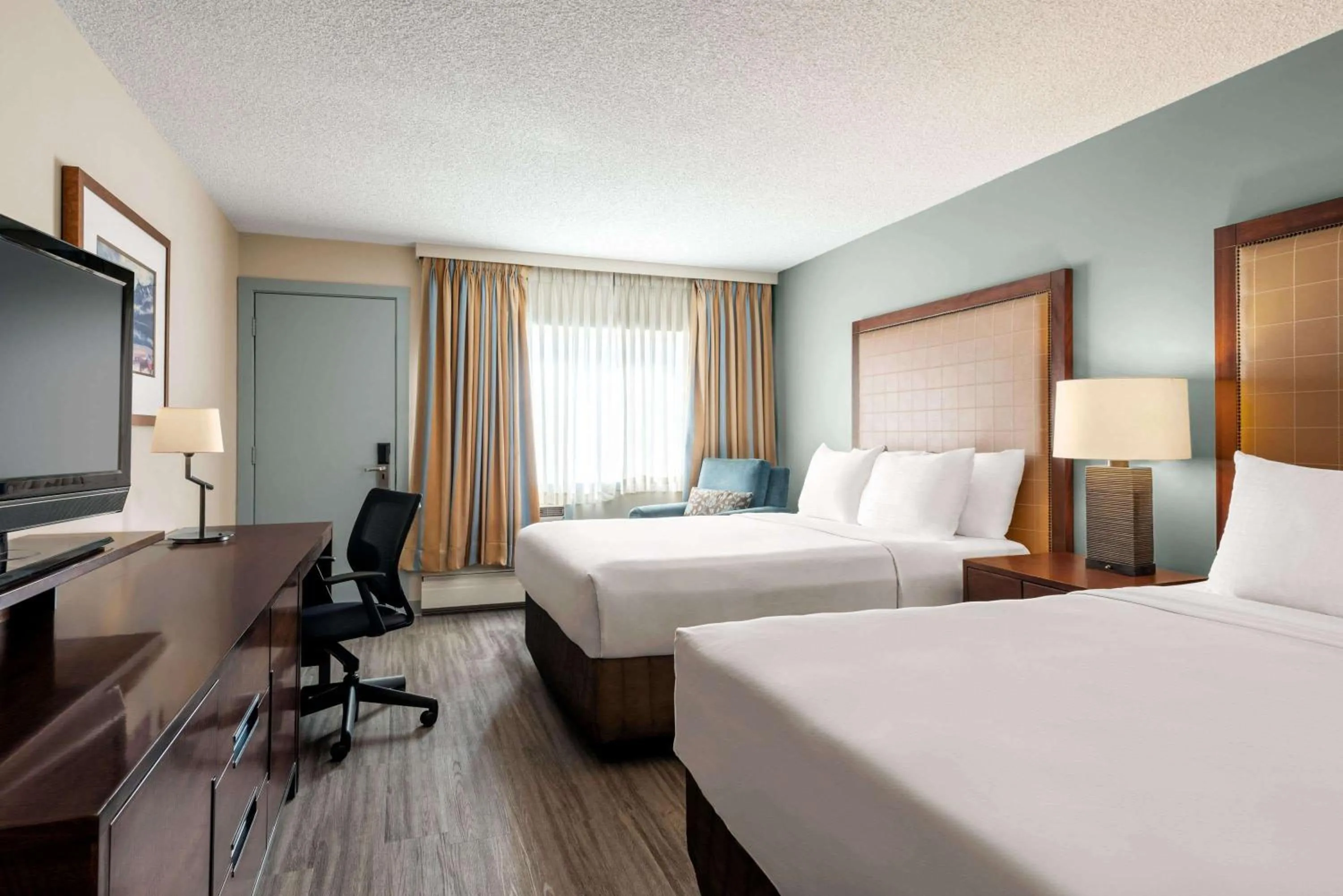 Photo of the whole room in Travelodge by Wyndham Calgary South