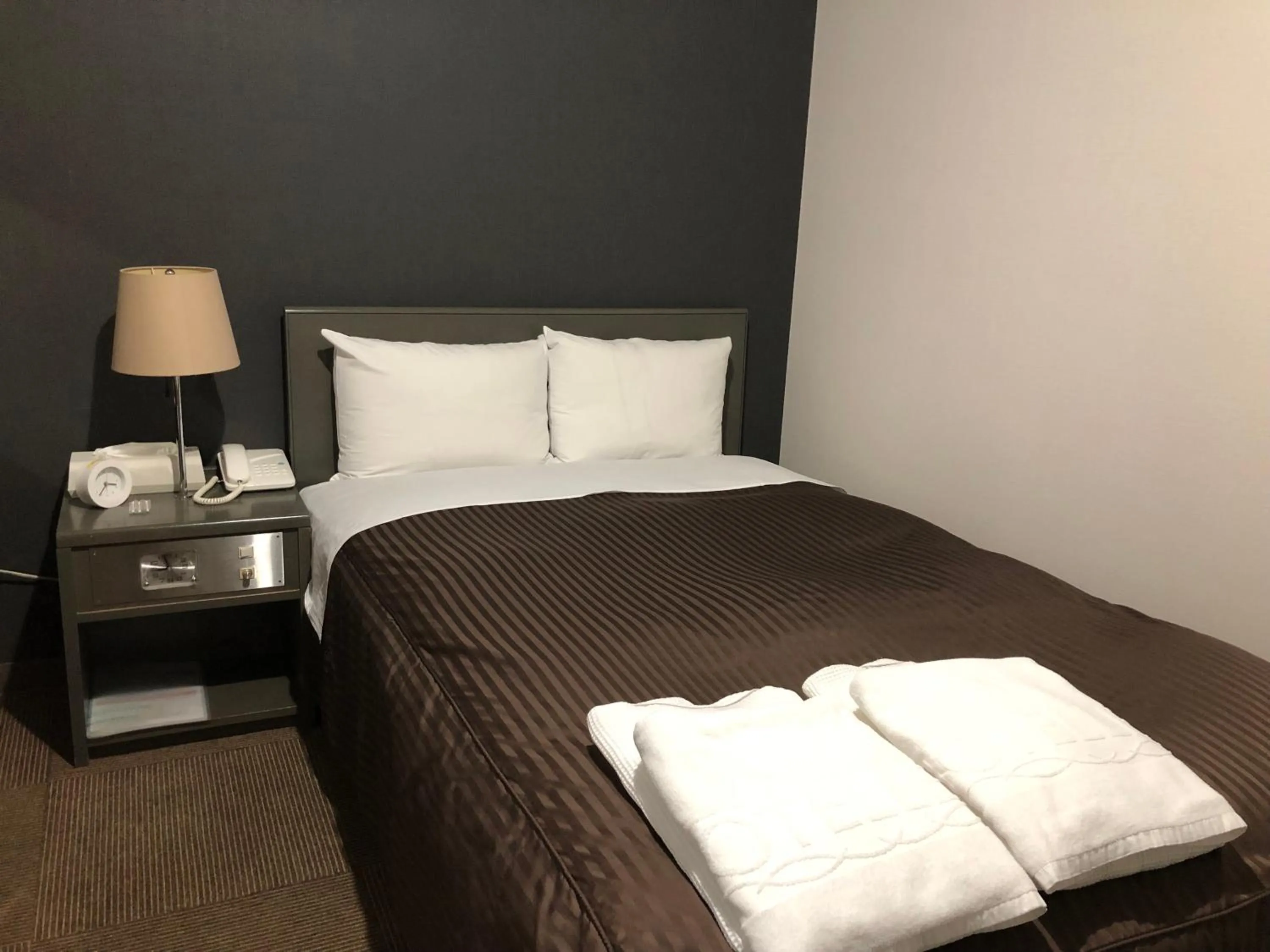 Photo of the whole room, Bed in Hotel New White House