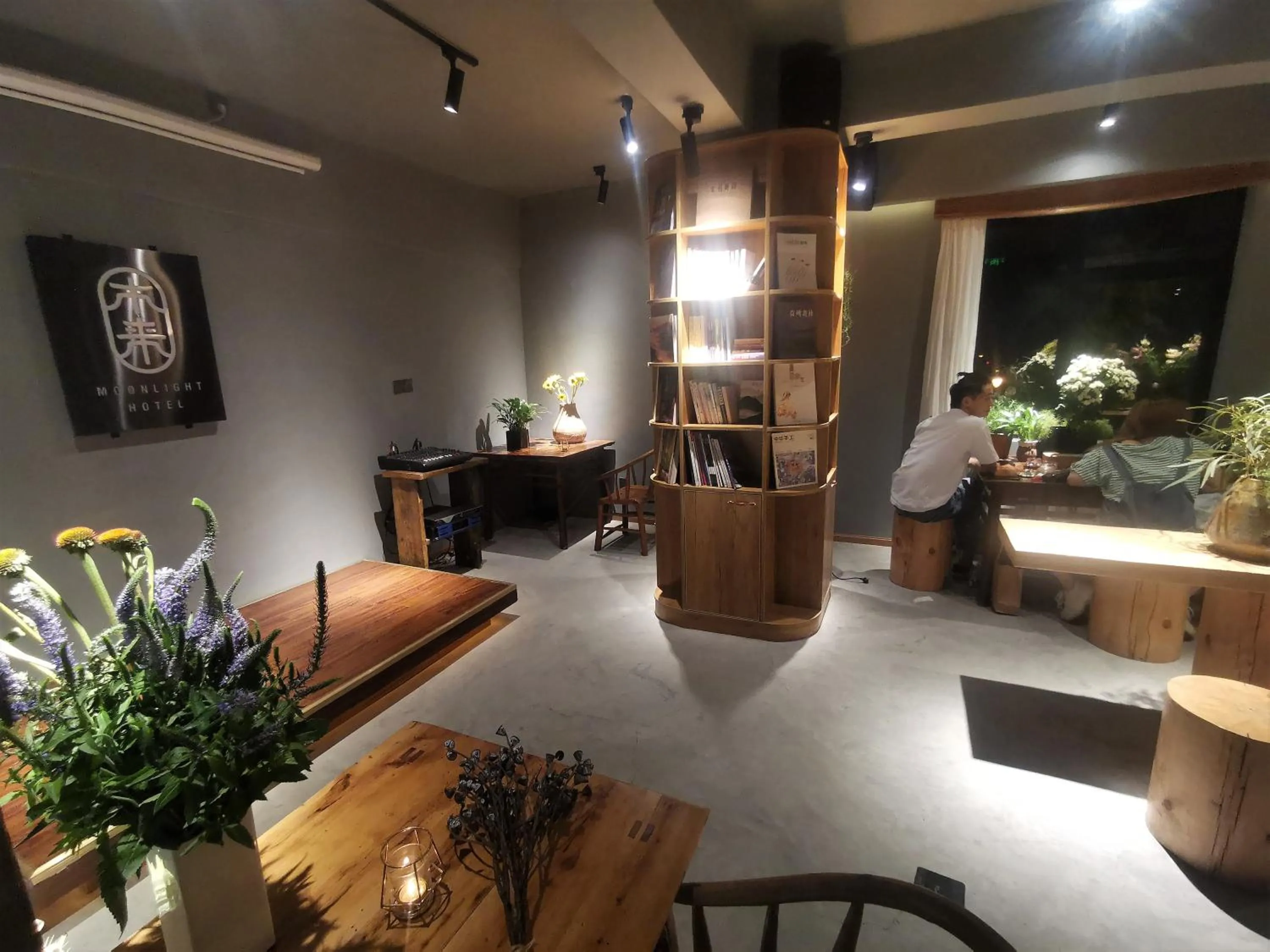 Restaurant/places to eat in Moonlight Hotel