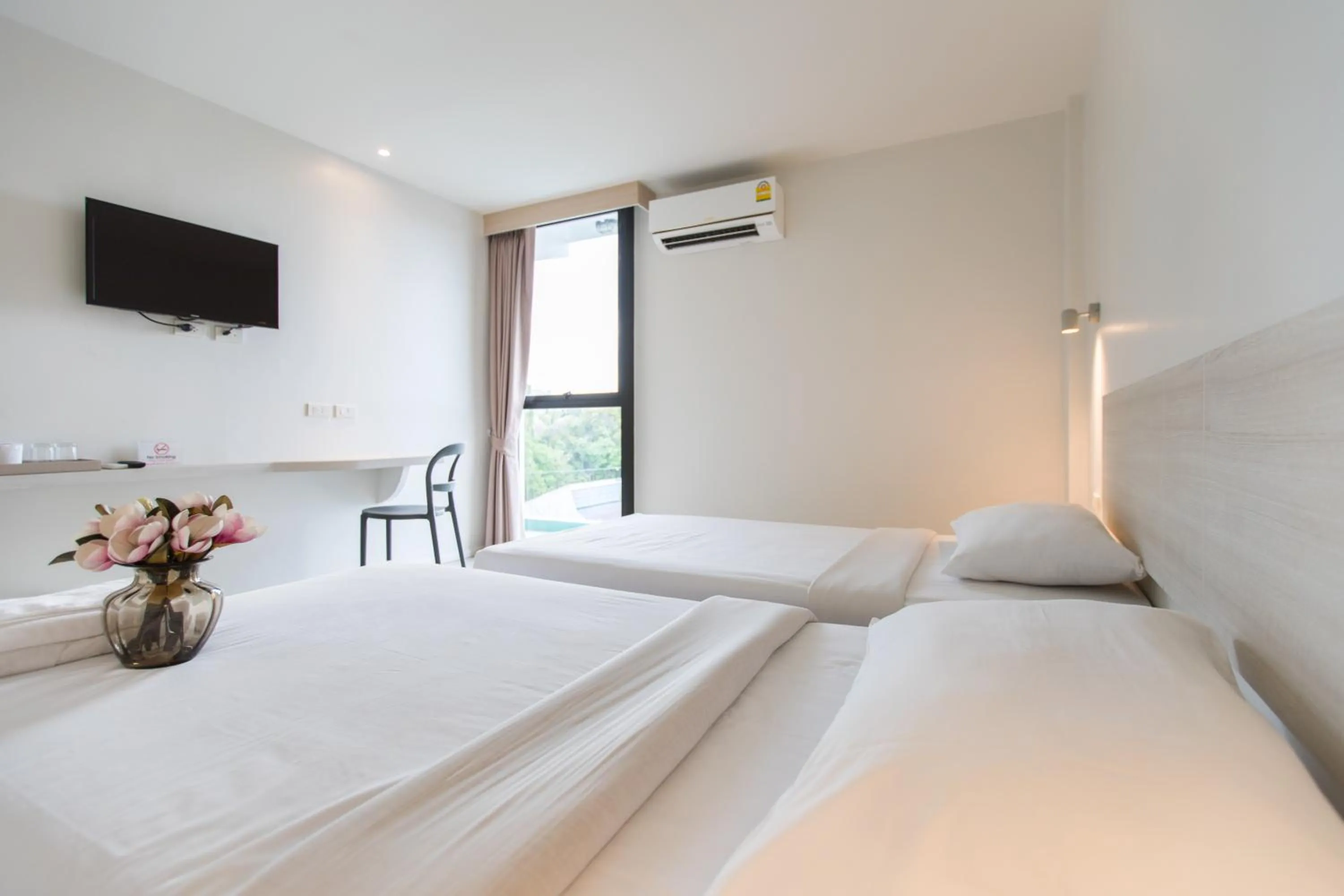 Photo of the whole room, Bed in Prima House Pattaya