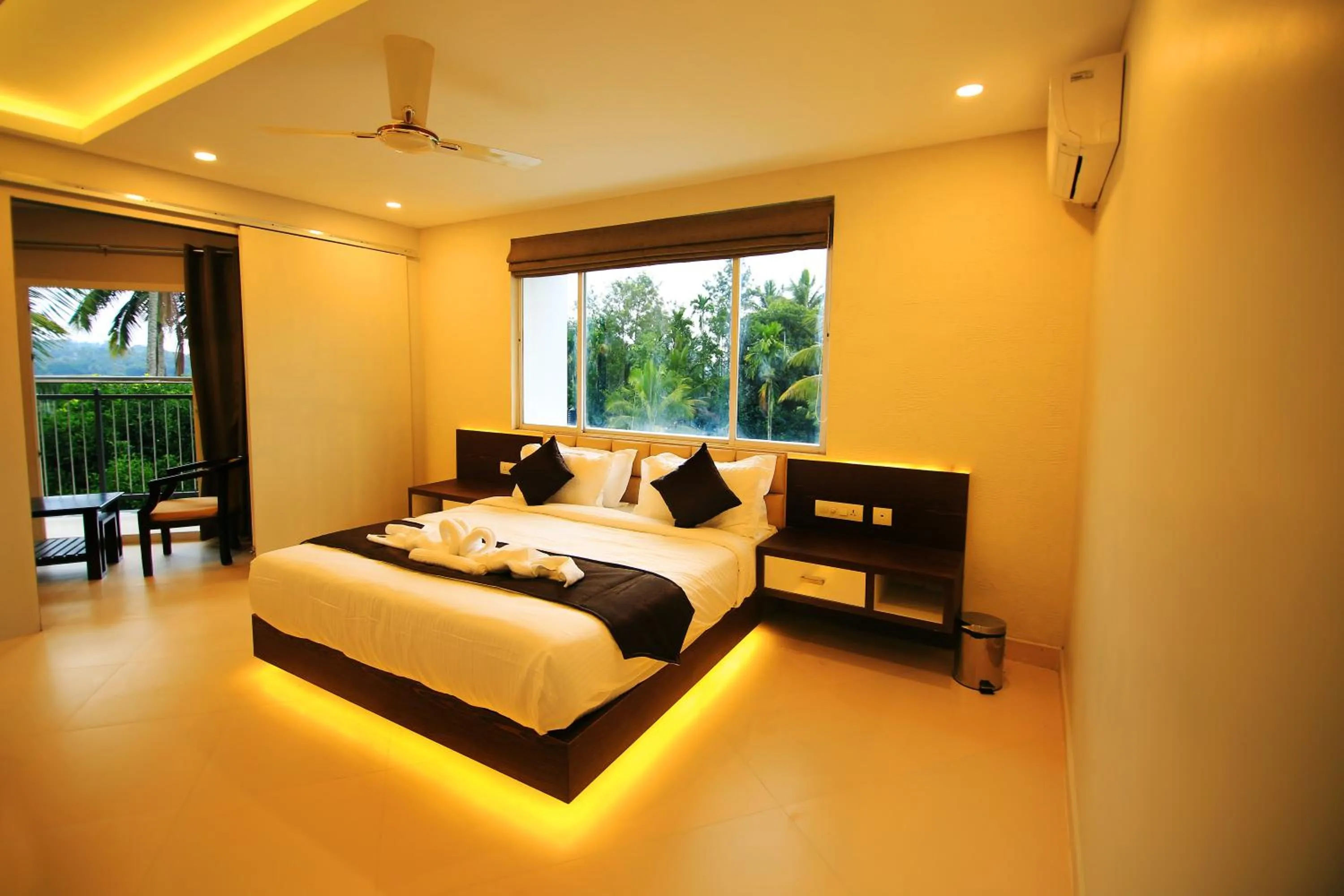 View (from property/room), Bed in Hotel Le Sapphire