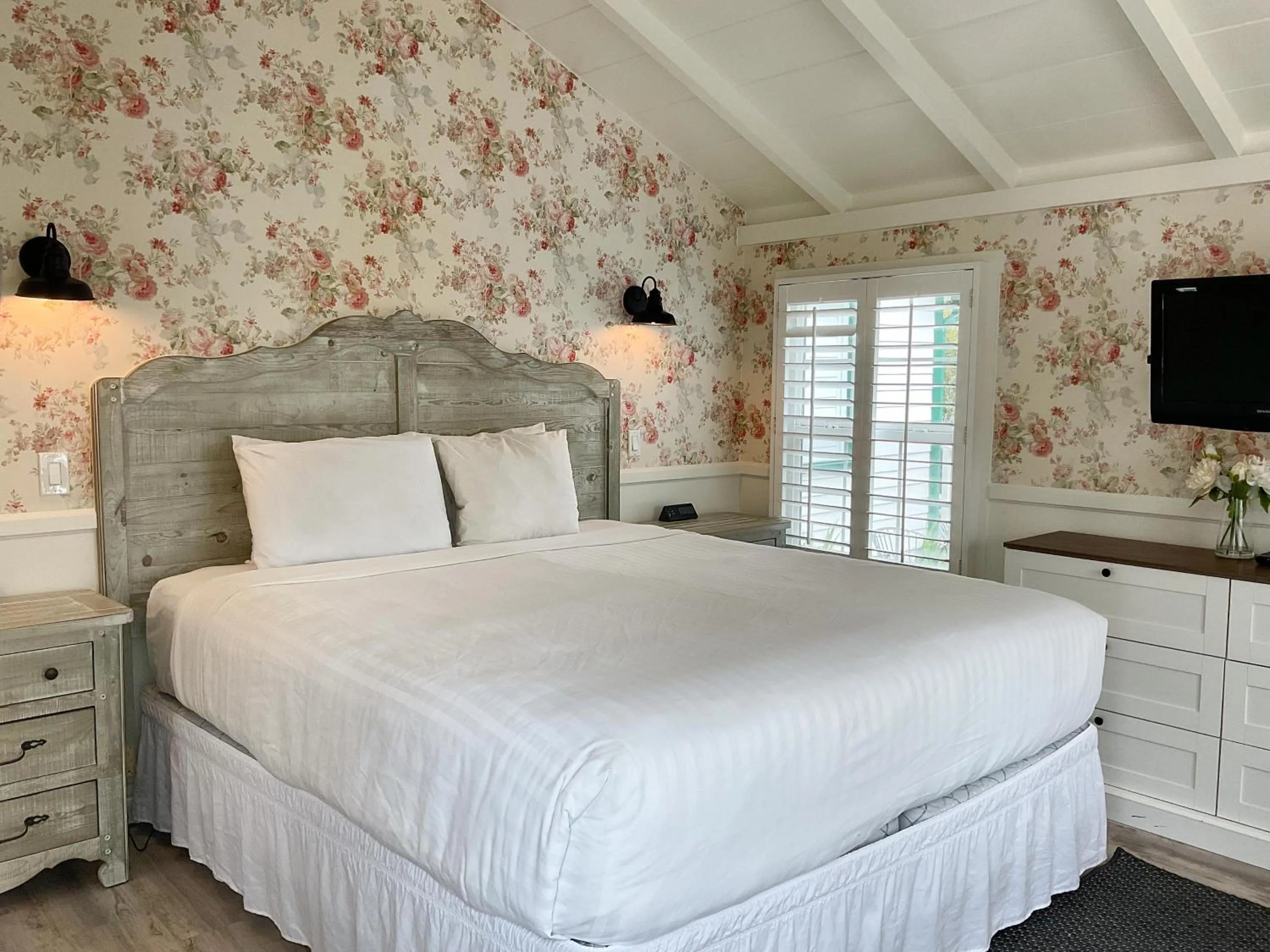 Bed in Carmel Green Lantern Inn