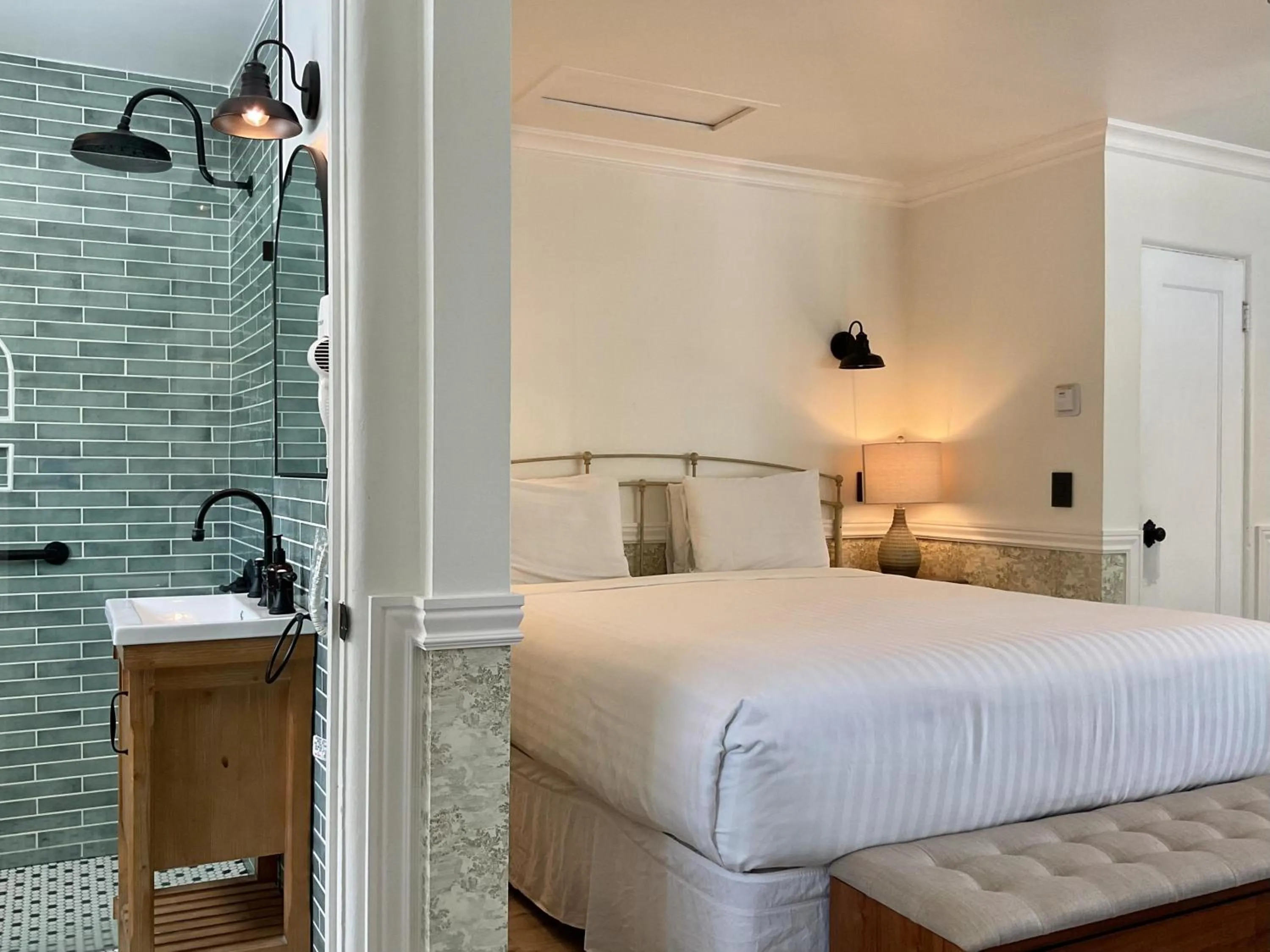 Shower, Bed in Carmel Green Lantern Inn