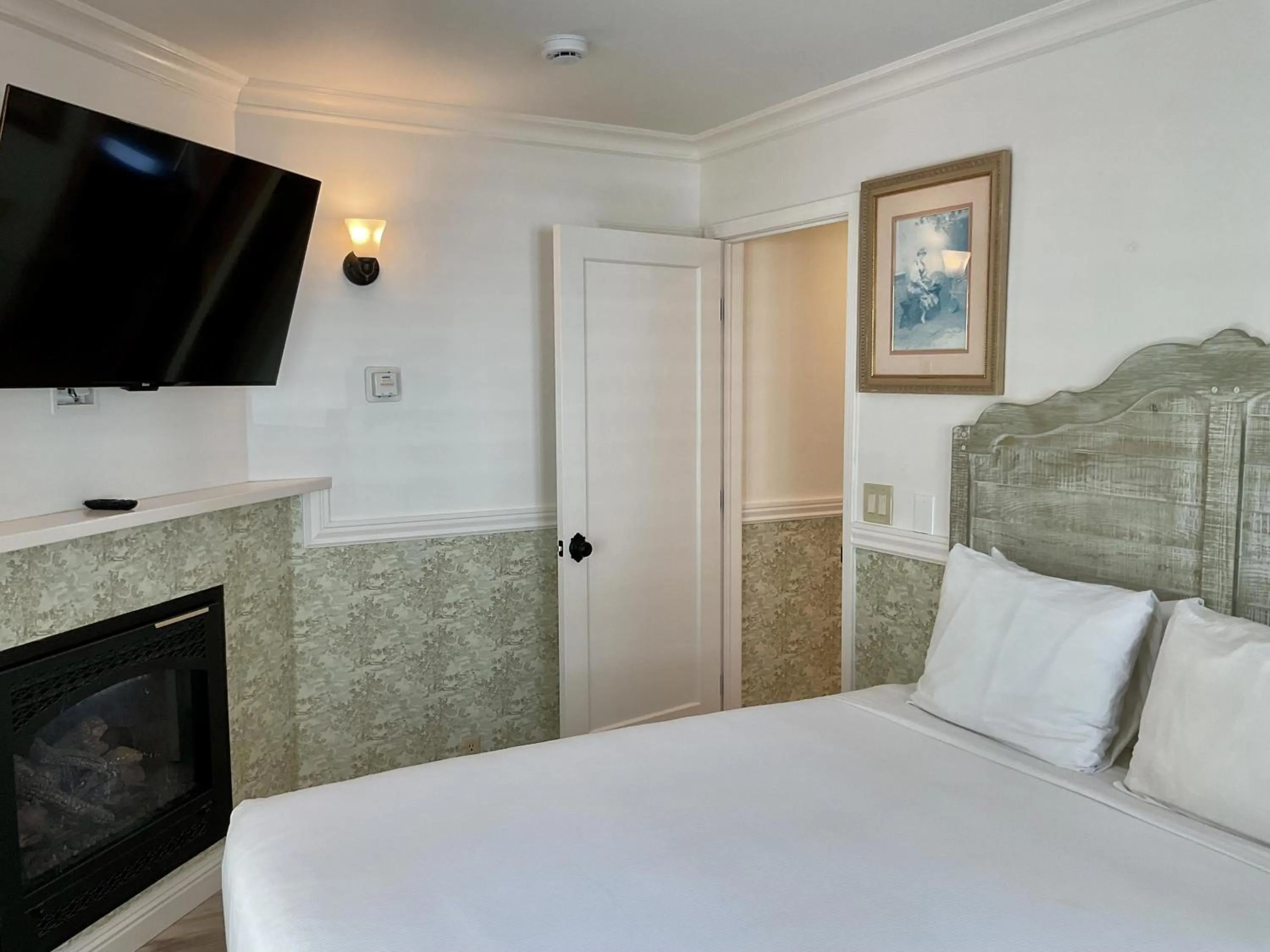 Bed in Carmel Green Lantern Inn