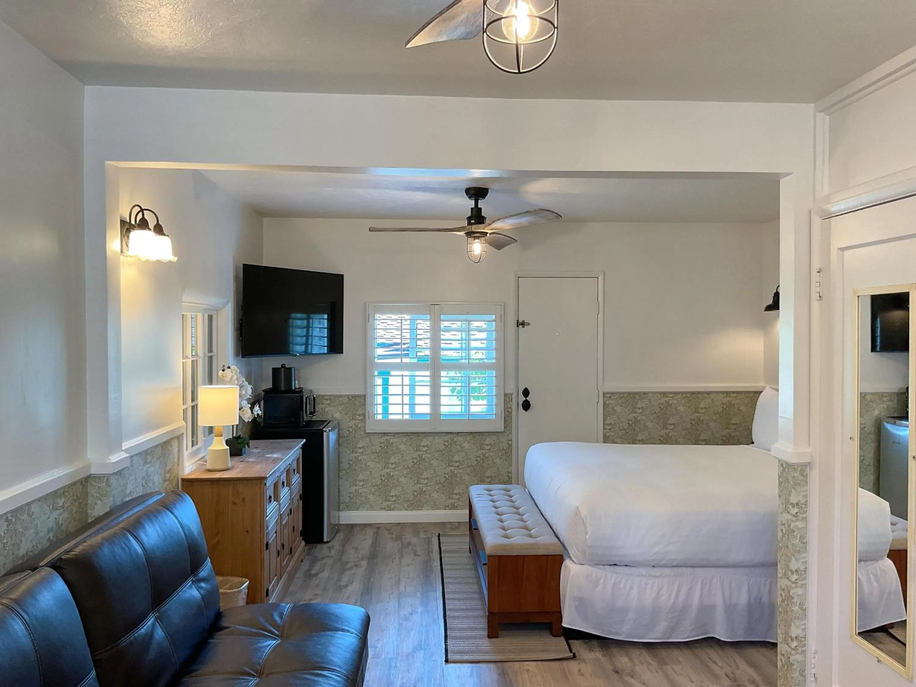 Patio, Bed in Carmel Green Lantern Inn