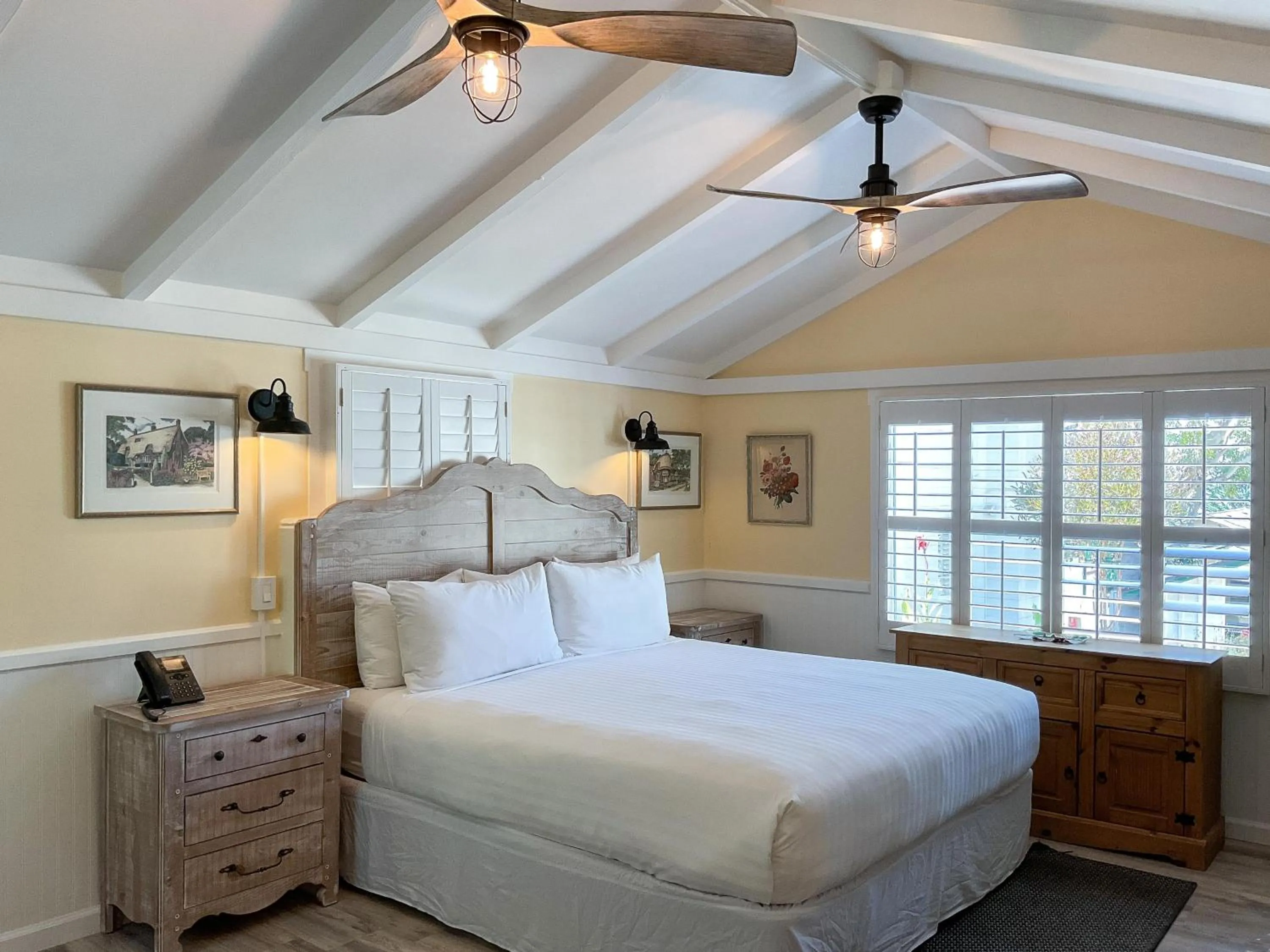 Bed in Carmel Green Lantern Inn