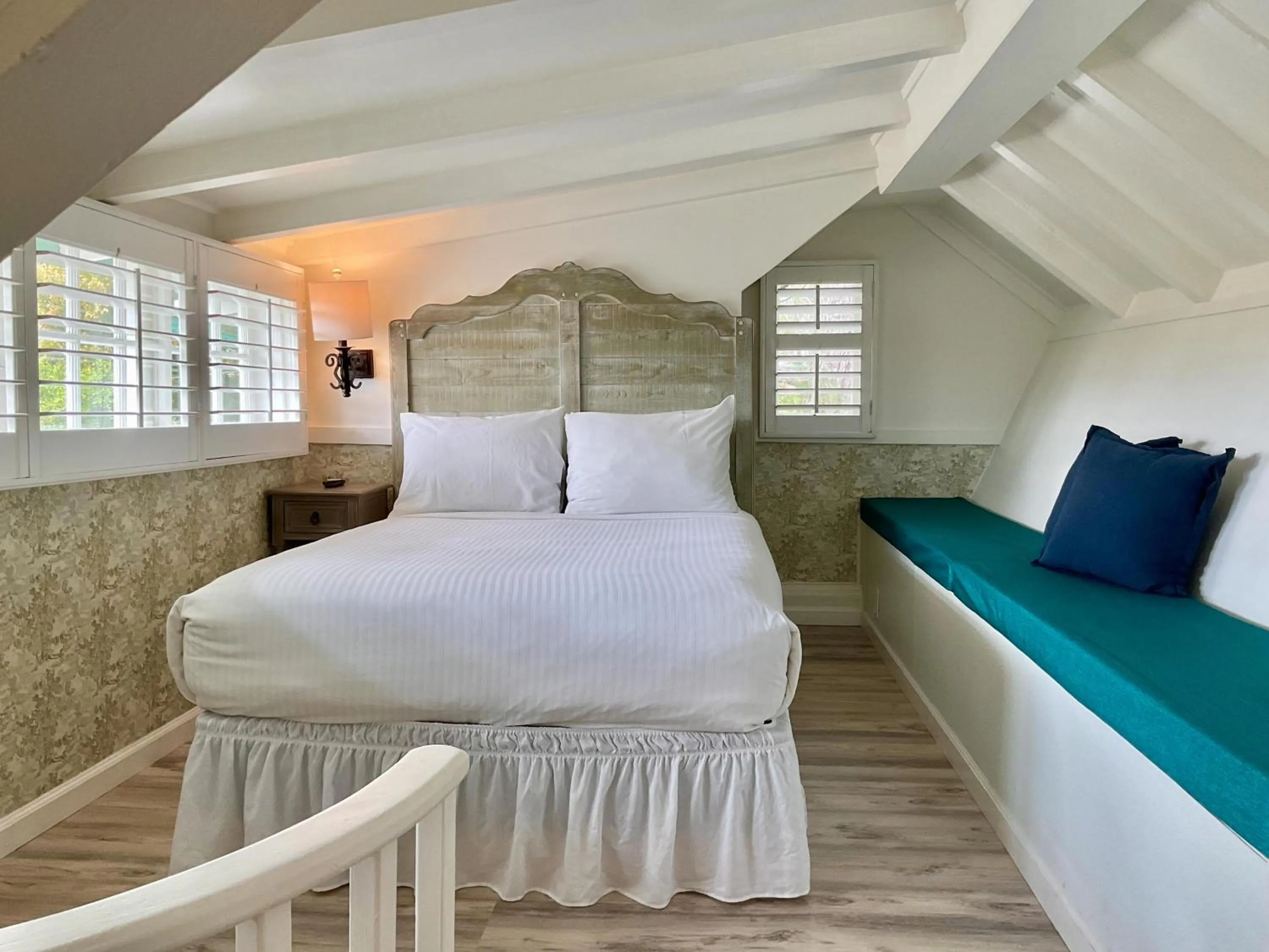 Bed in Carmel Green Lantern Inn