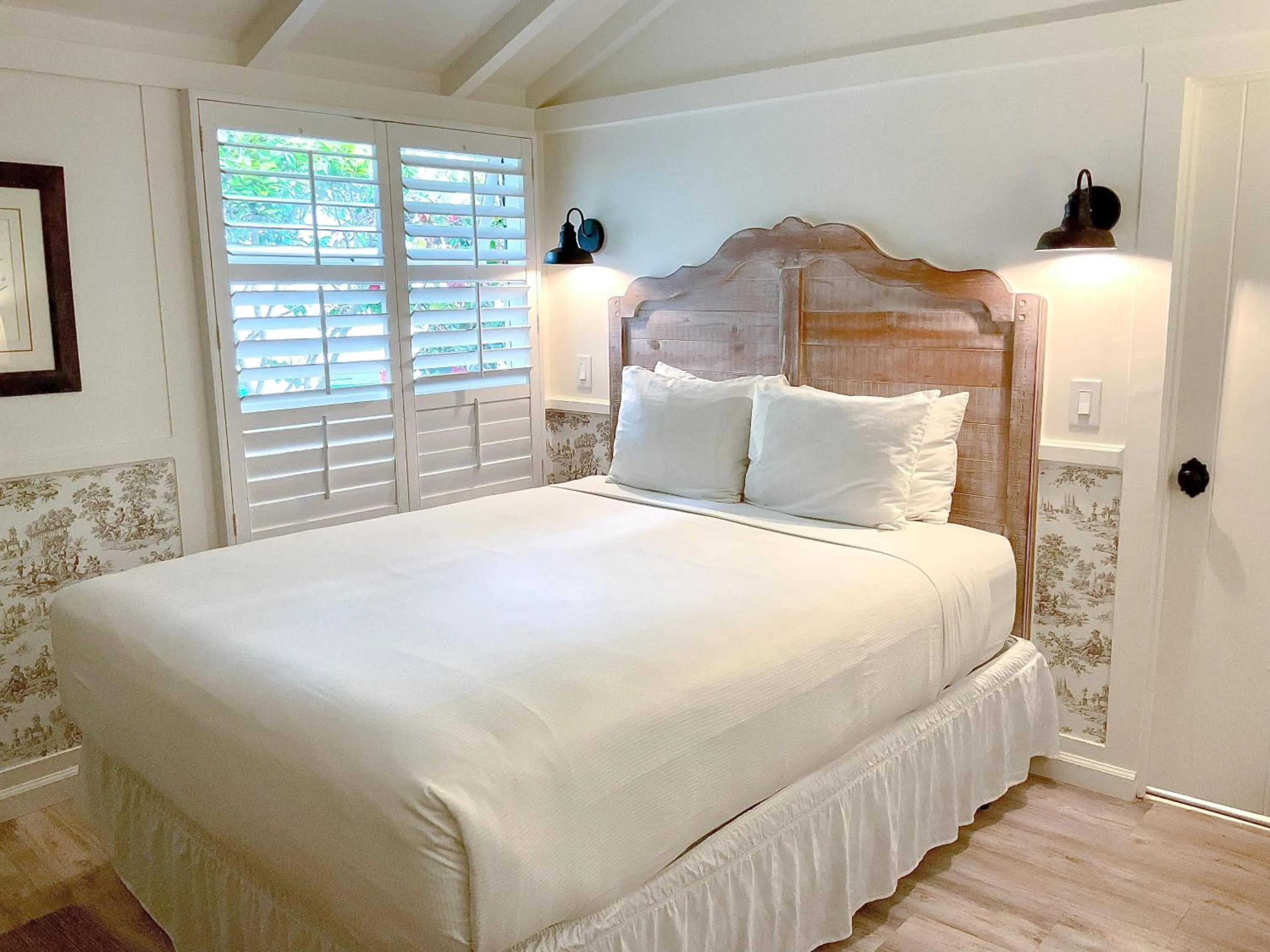 Bed in Carmel Green Lantern Inn