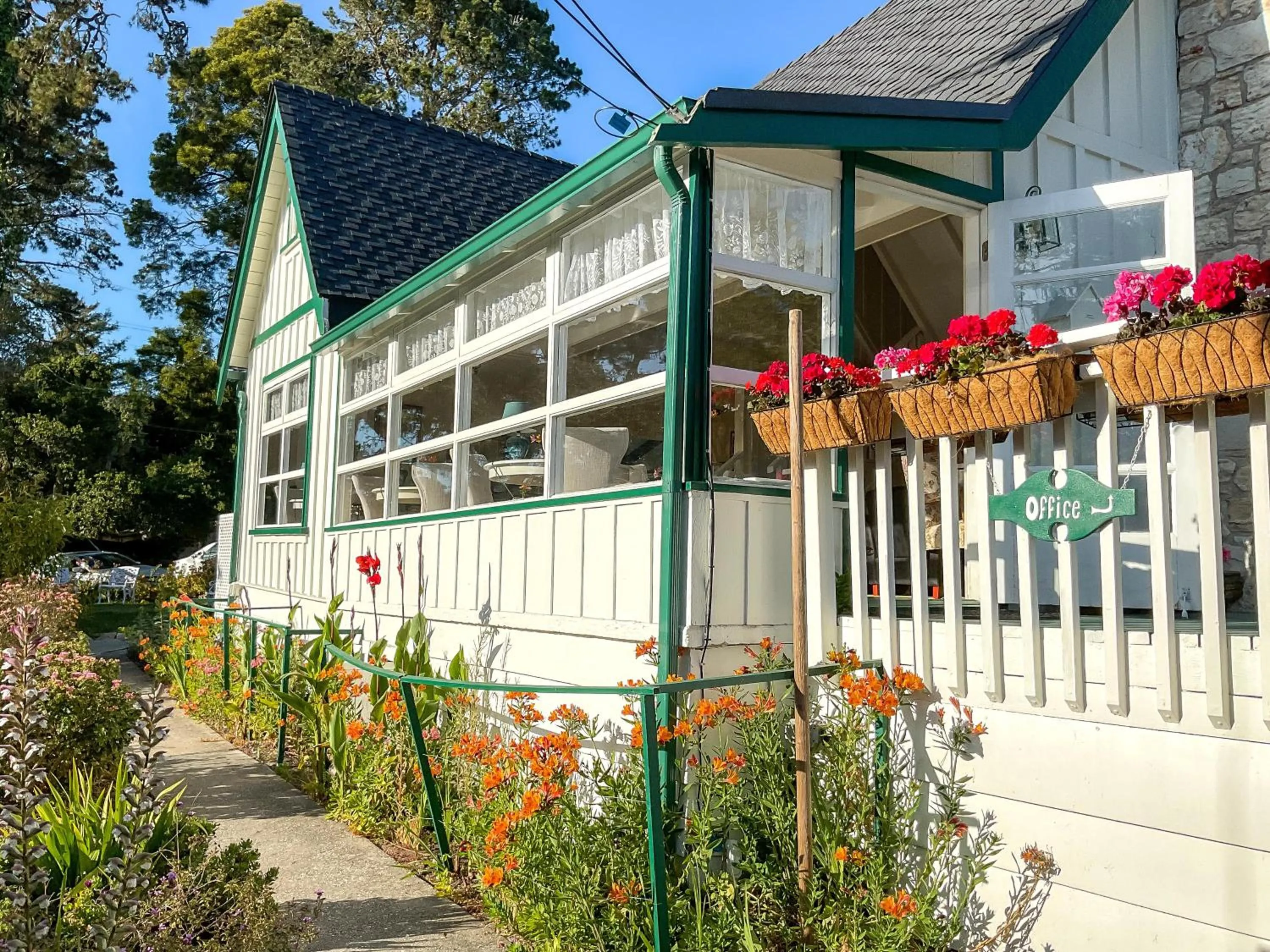 Facade/entrance in Carmel Green Lantern Inn