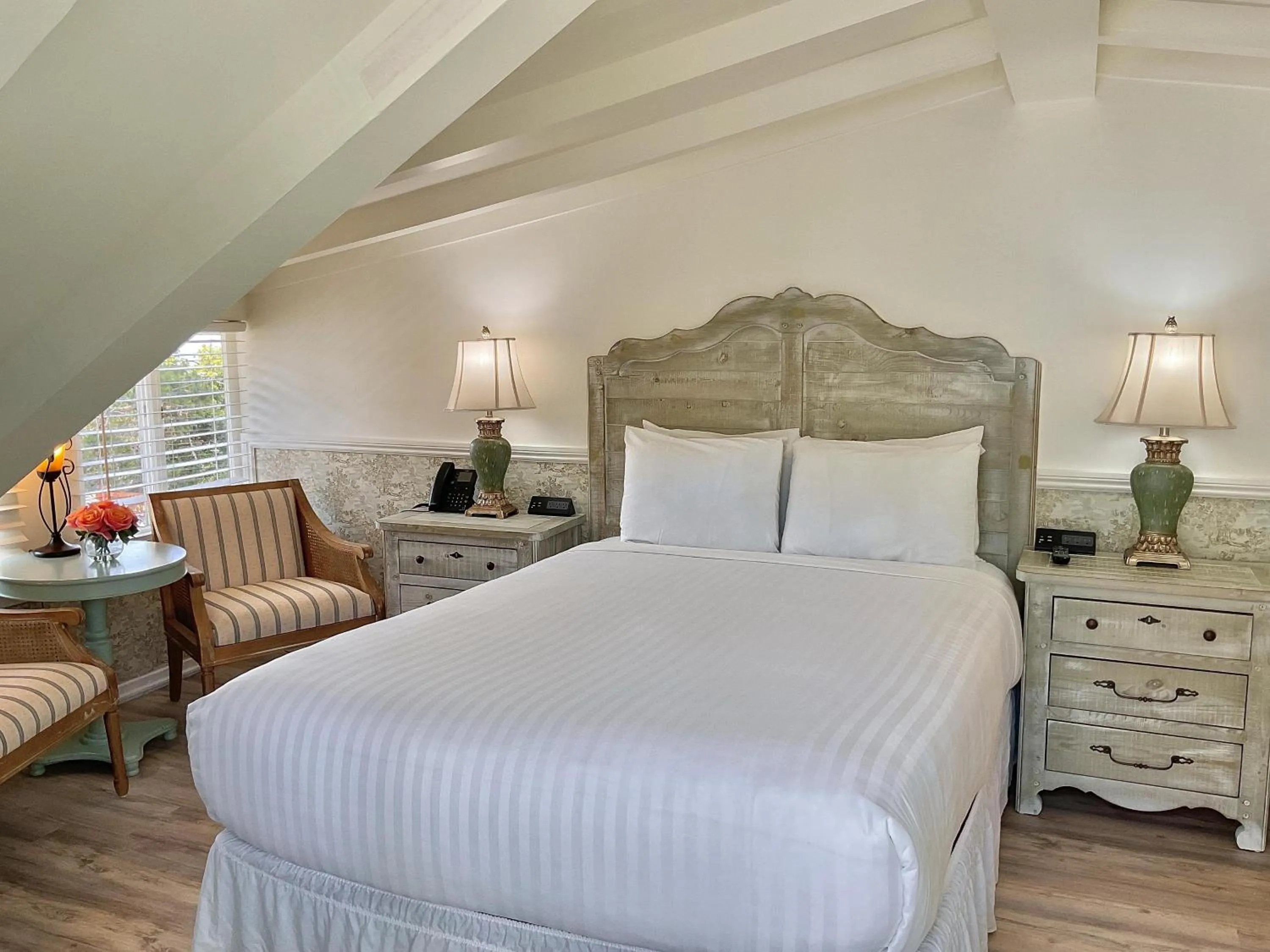 Bed in Carmel Green Lantern Inn