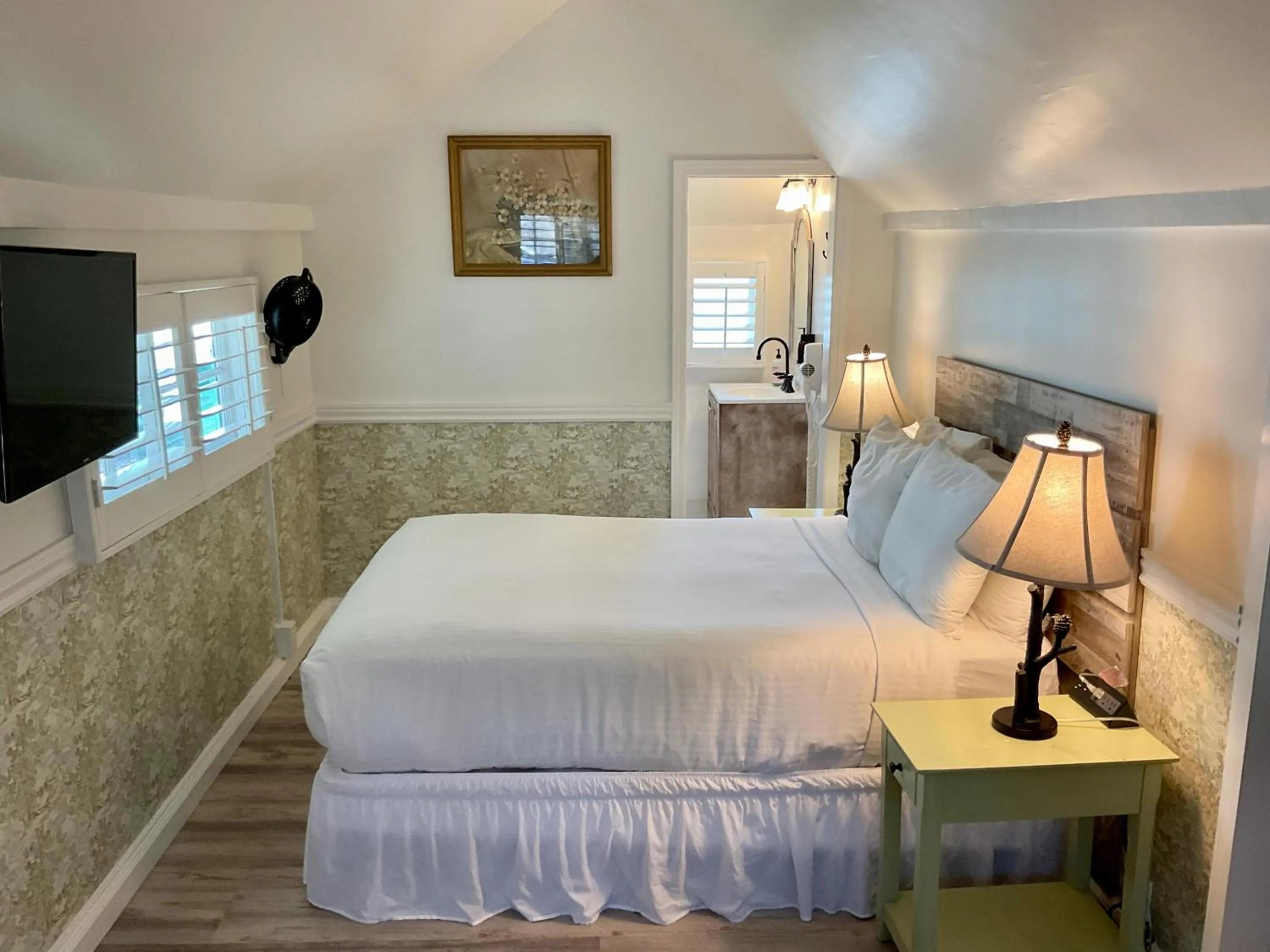 Shower, Bed in Carmel Green Lantern Inn