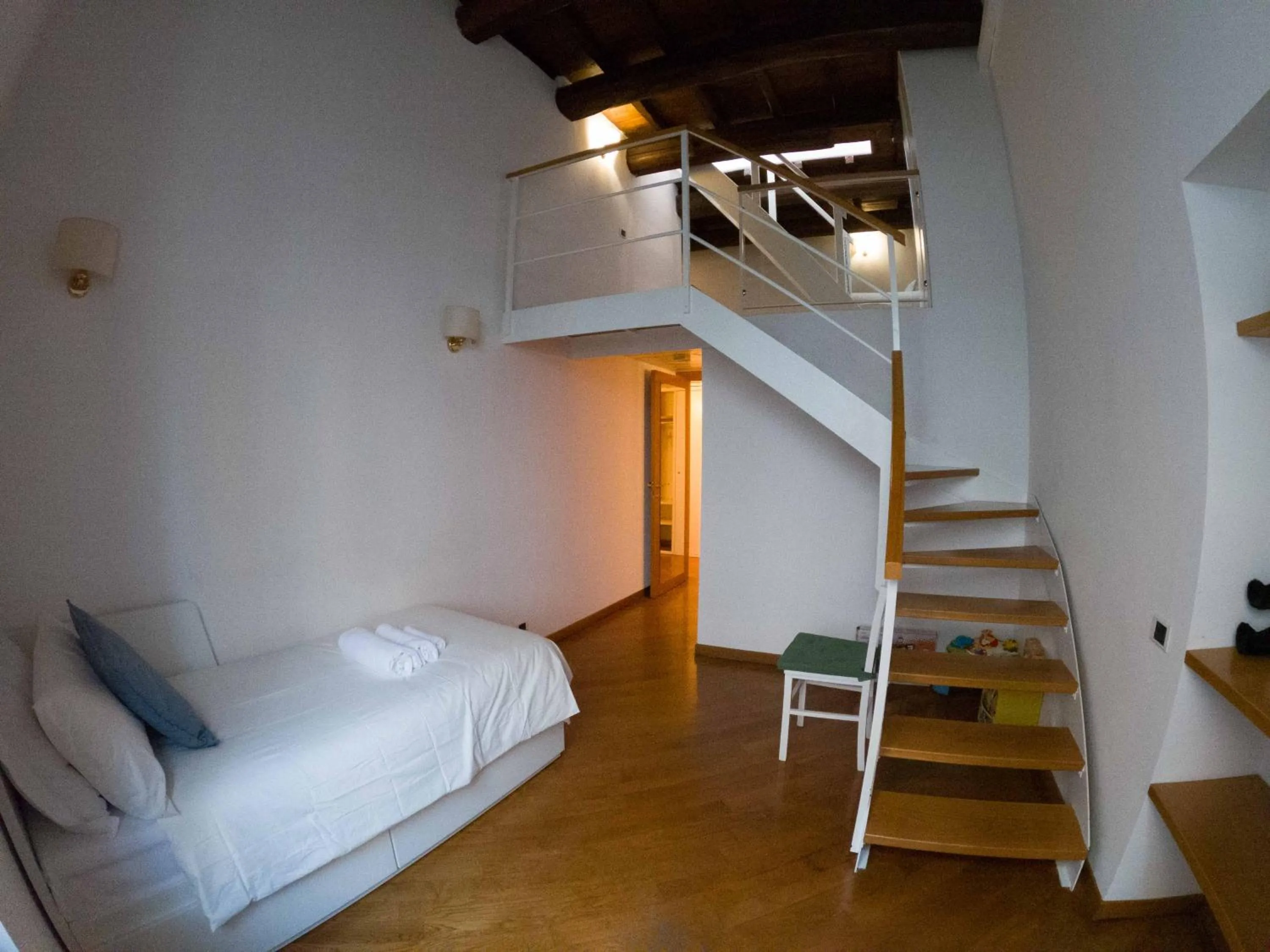 Photo of the whole room in Pandy Suite