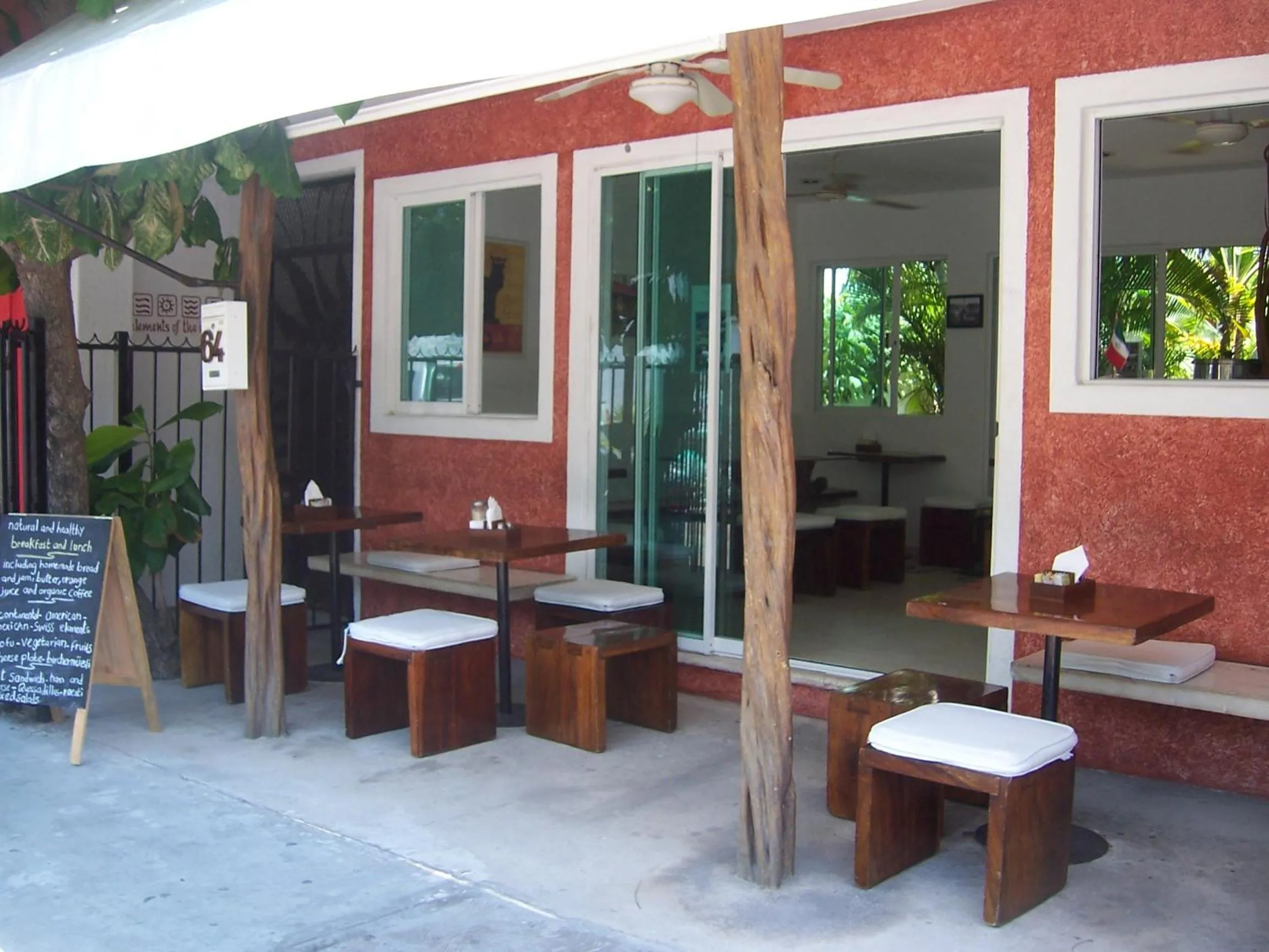 Restaurant/places to eat in Elements of the Island