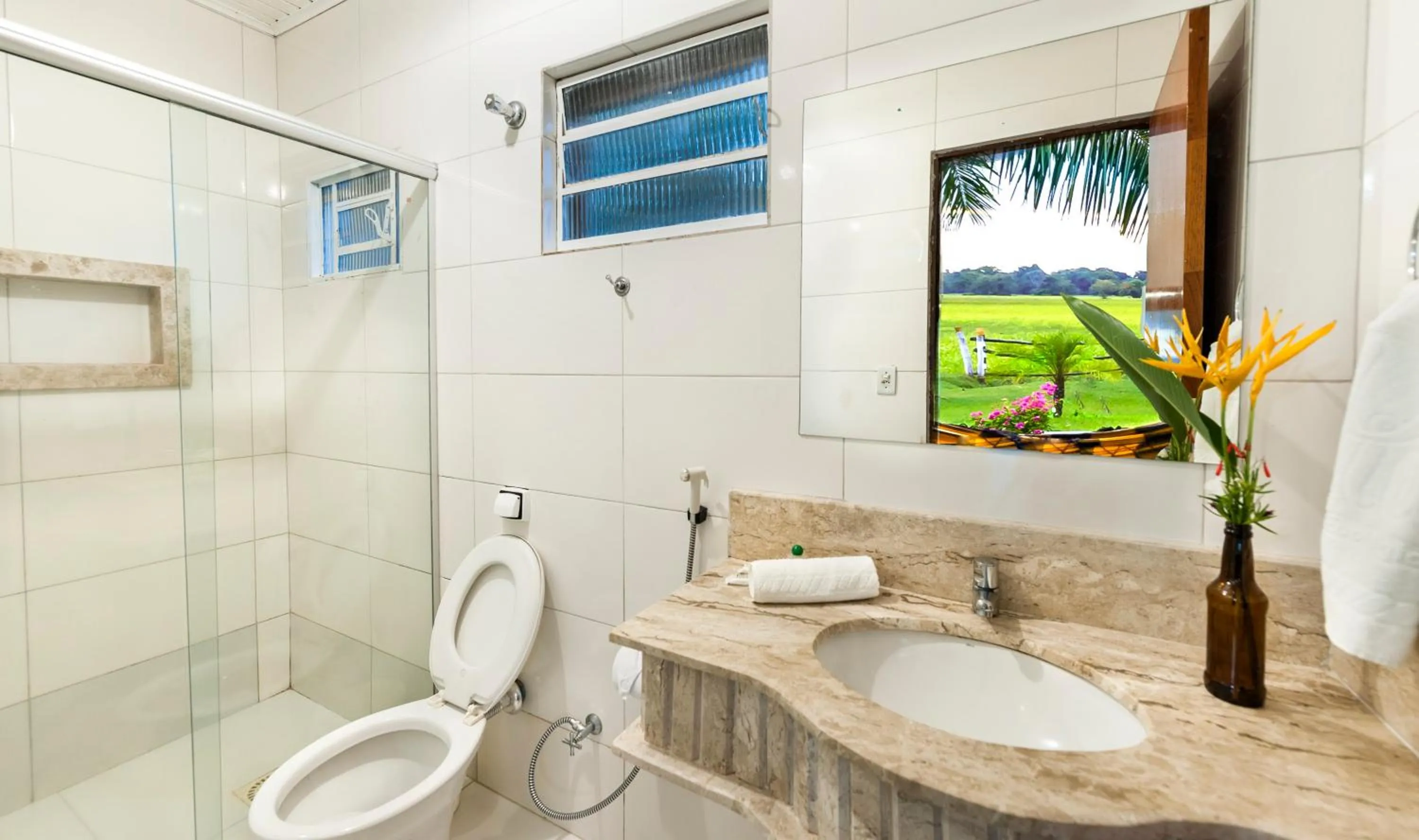 Toilet in Pousada Piuval