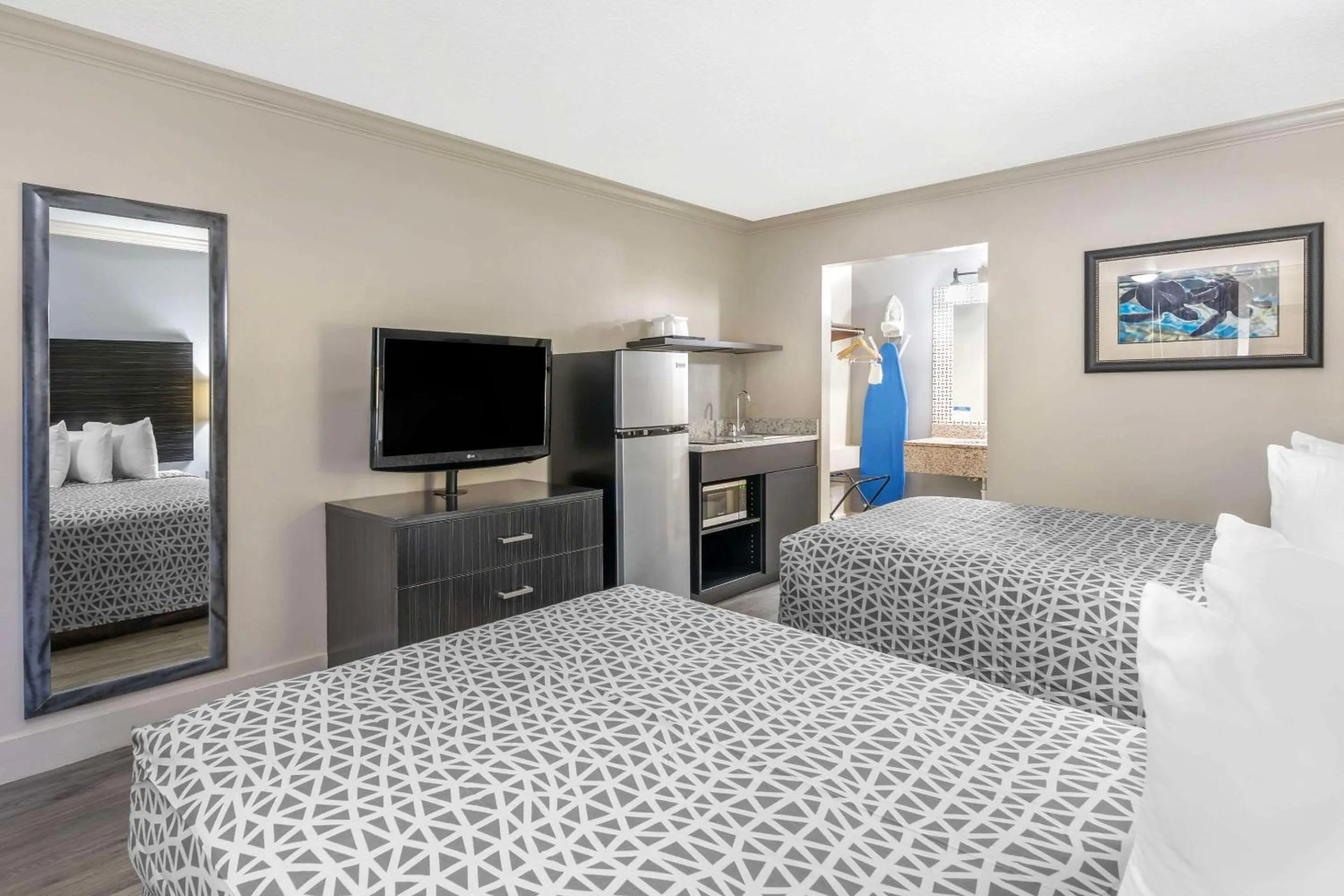 Bedroom, Bed in Suburban Studios International Drive