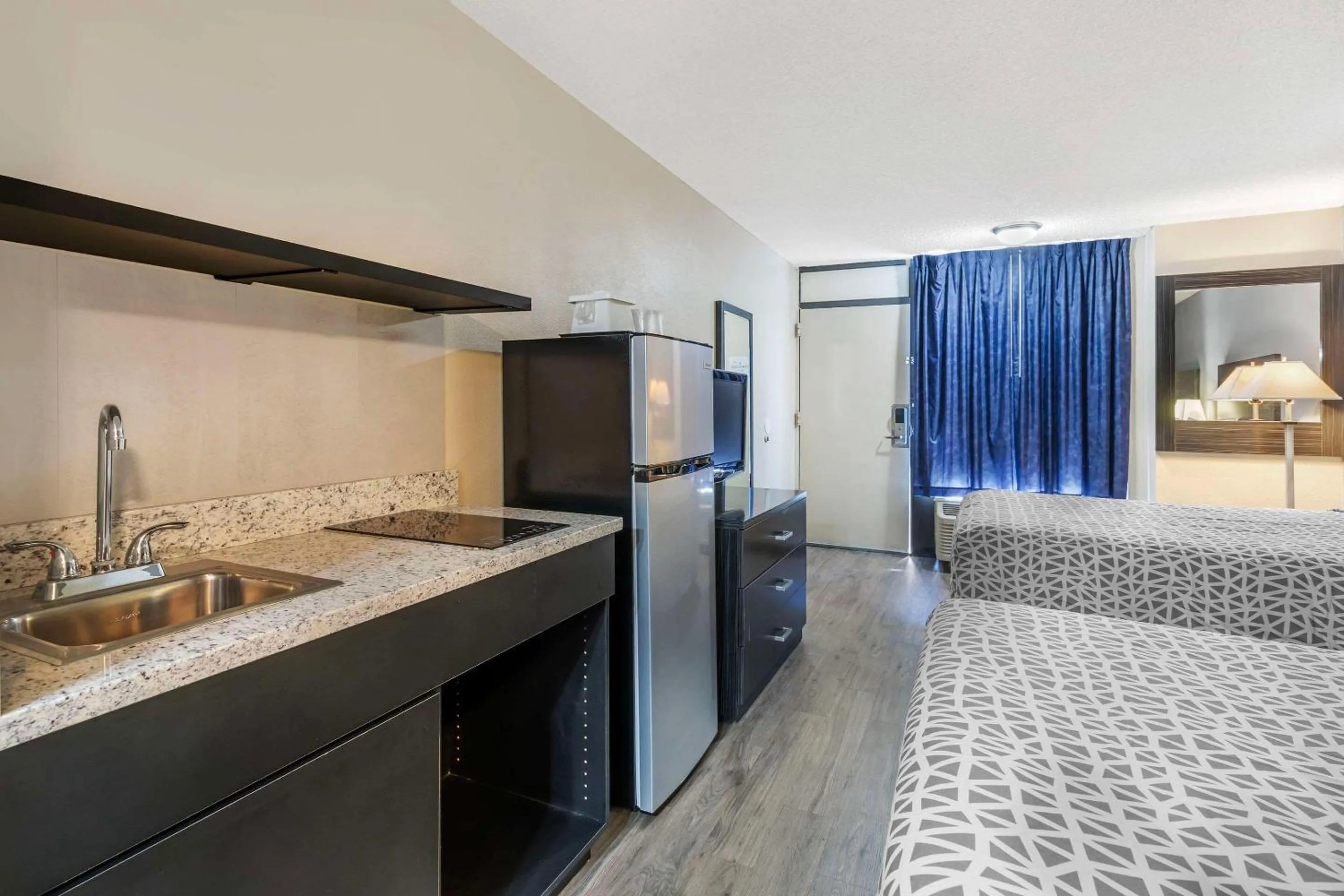 Bedroom, Bed in Suburban Studios International Drive