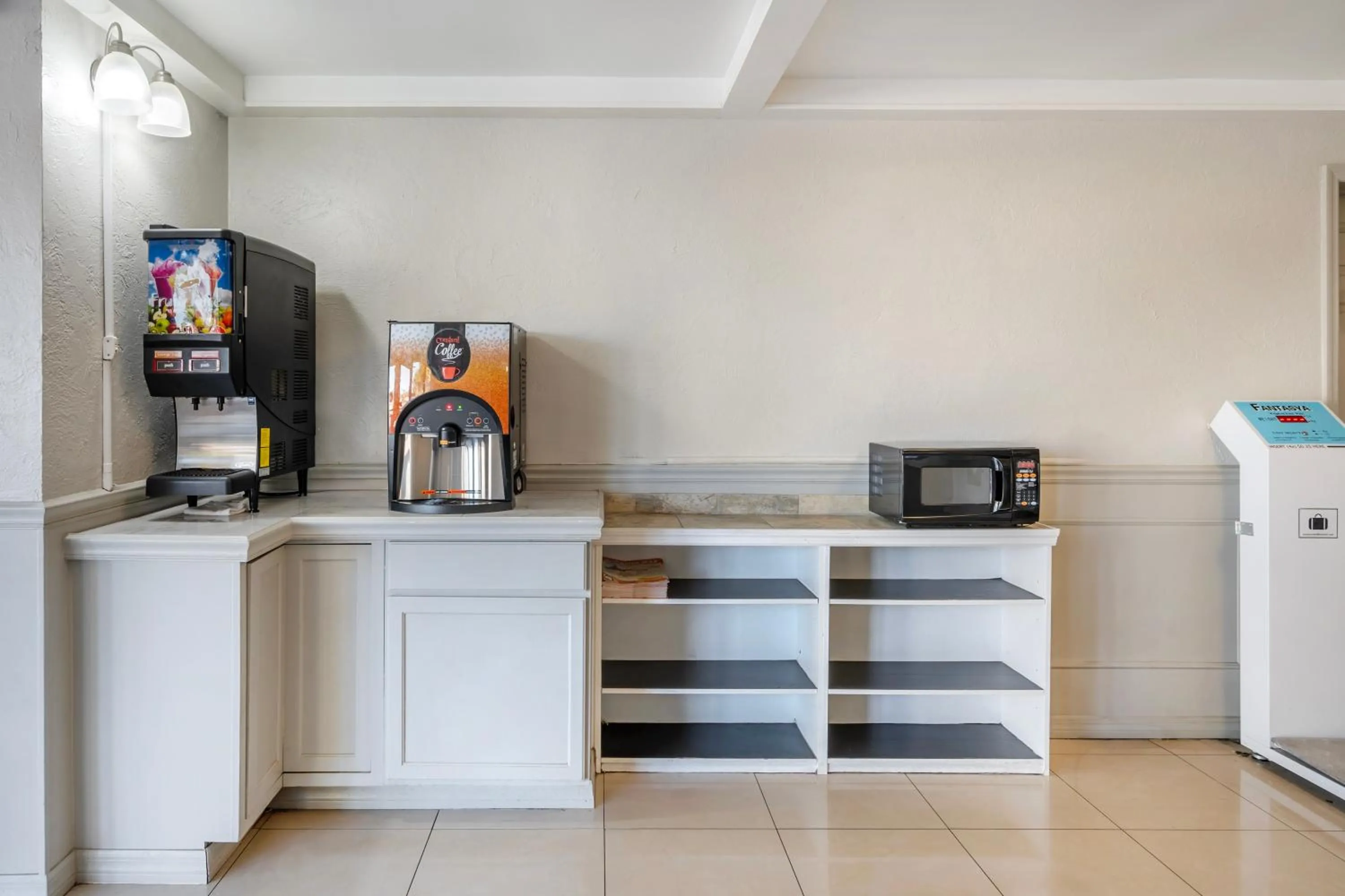 Coffee/tea facilities in Suburban Studios International Drive