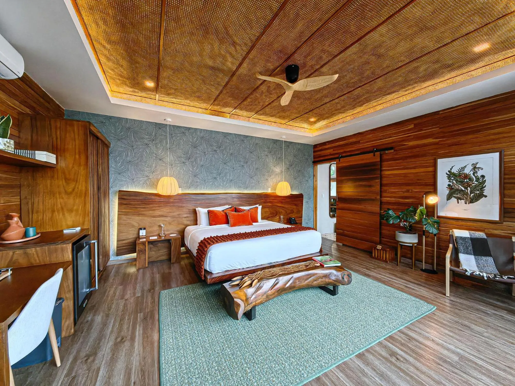 Photo of the whole room, Bed in Monteverde Lodge