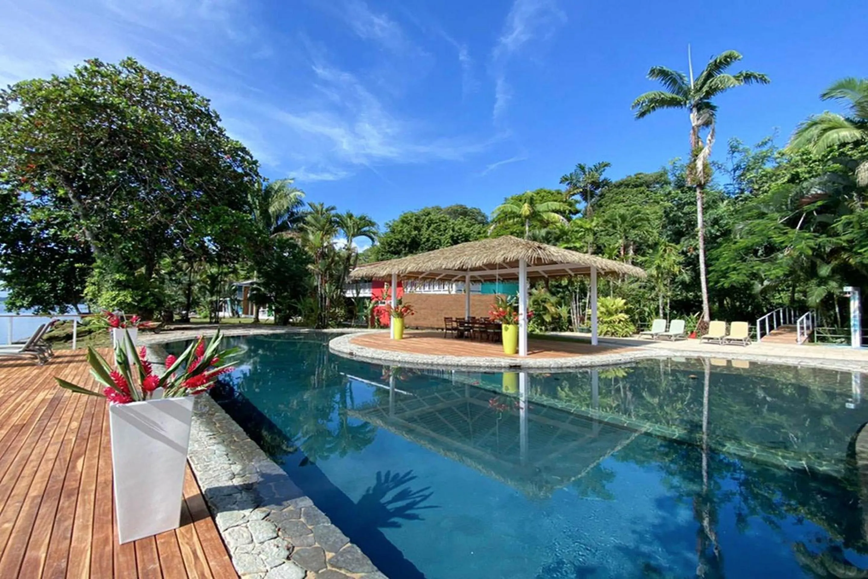 Swimming pool in Tortuga Lodge