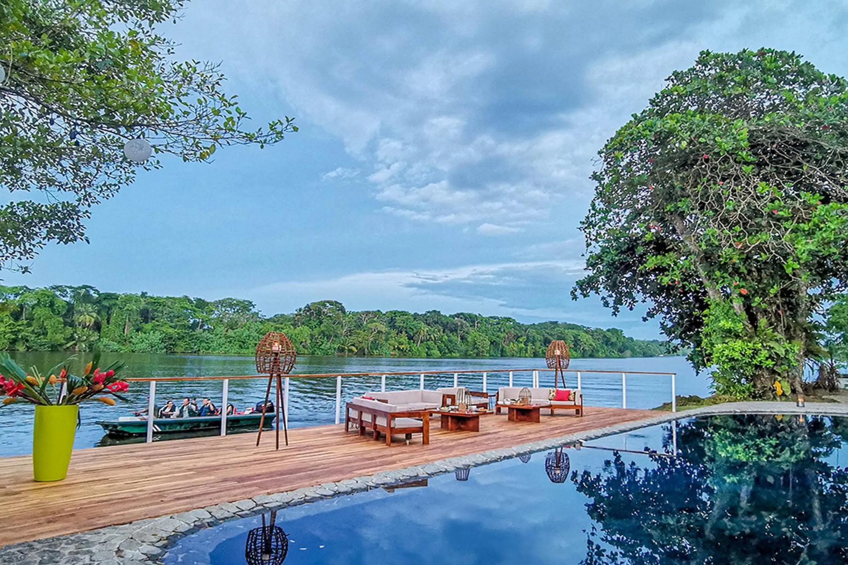 Swimming pool in Tortuga Lodge