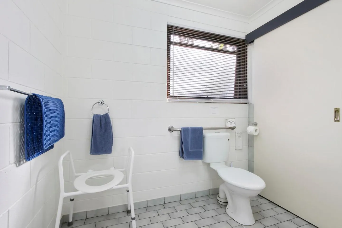 Bathroom in Cunningham Shore Motel