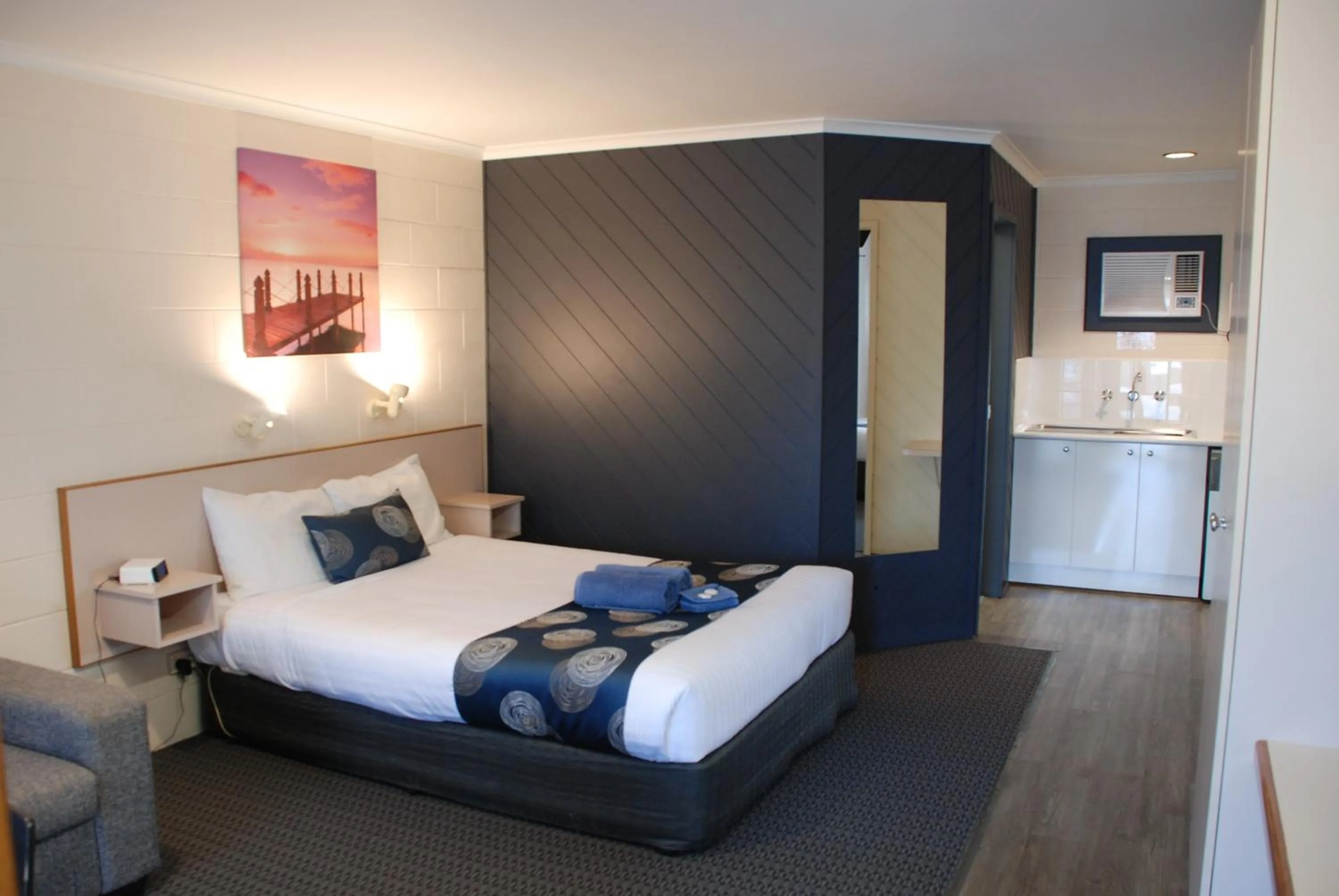 Bed in Cunningham Shore Motel