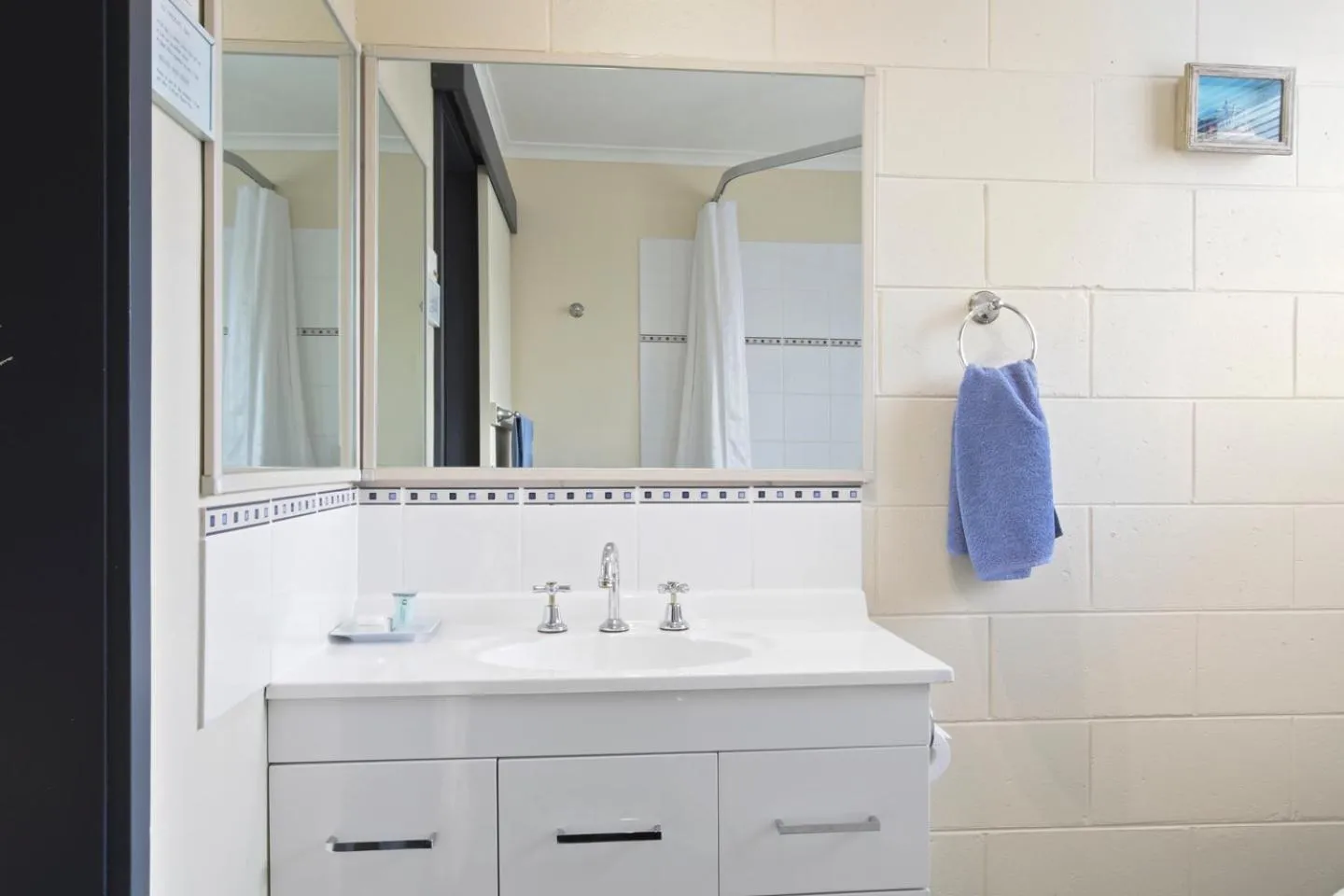 Bathroom in Cunningham Shore Motel
