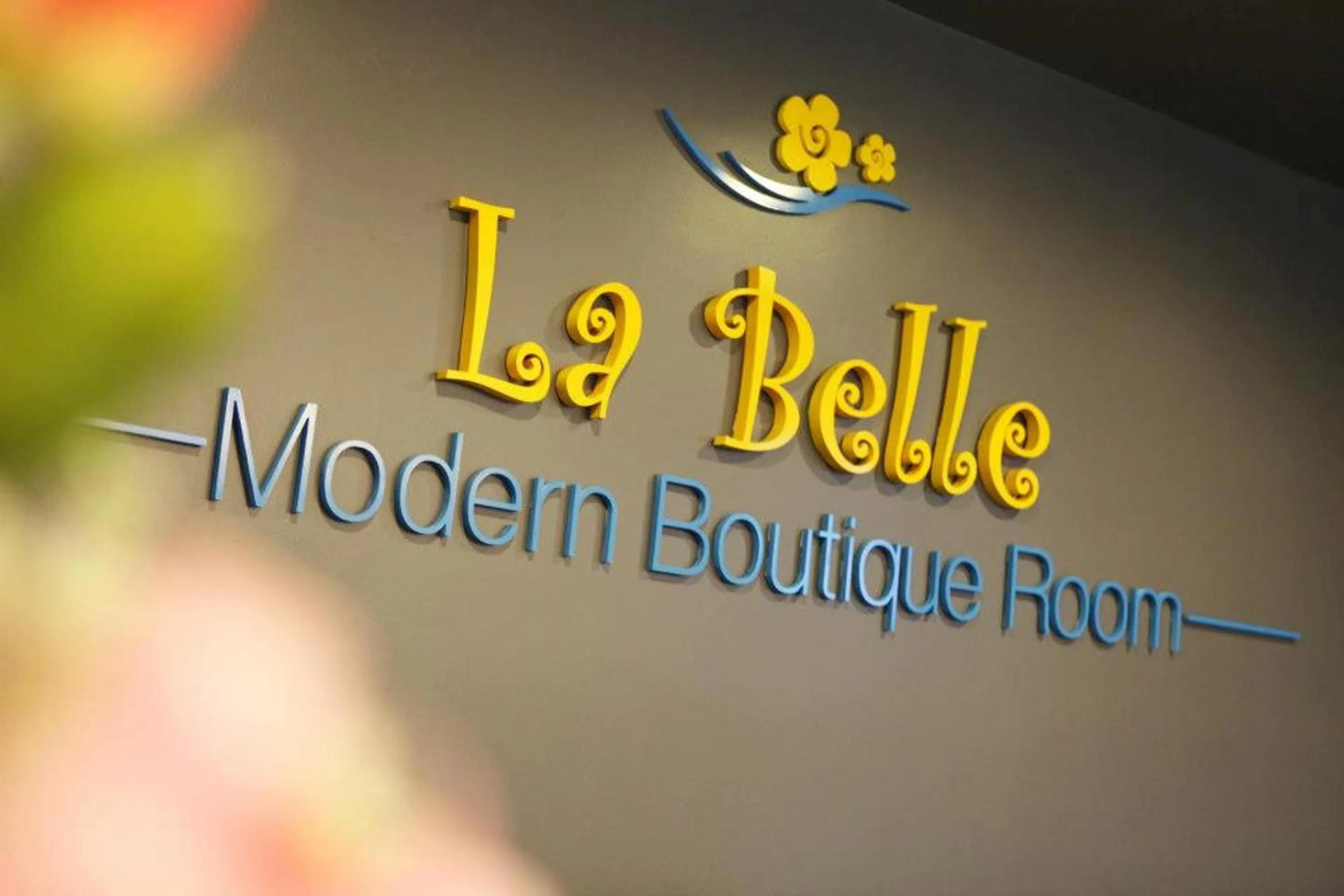 Property logo or sign in La Belle