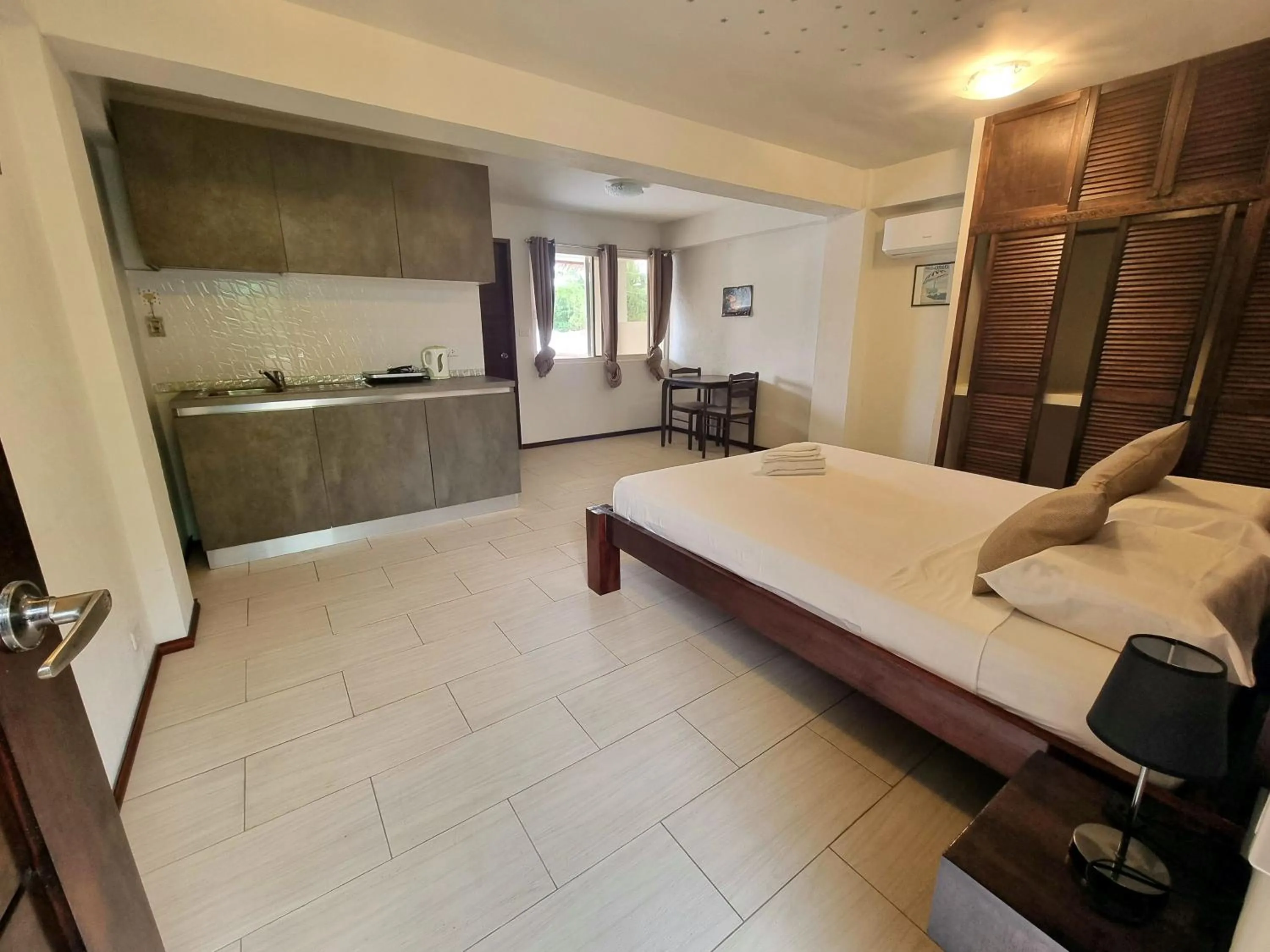 Bed in Angelina Beach Resort & Italian Restaurant Malapascua