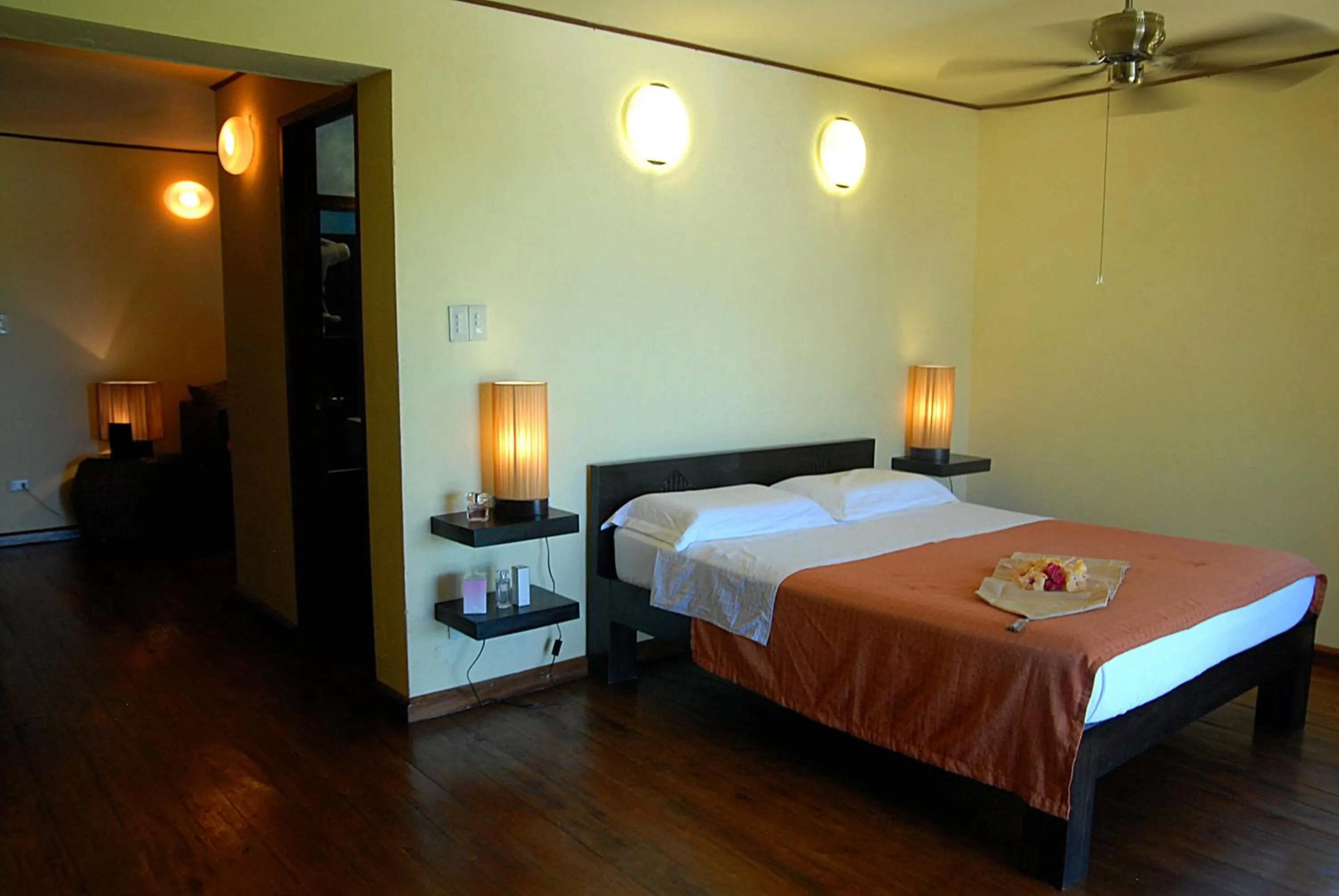 Bed in Angelina Beach Resort & Italian Restaurant Malapascua