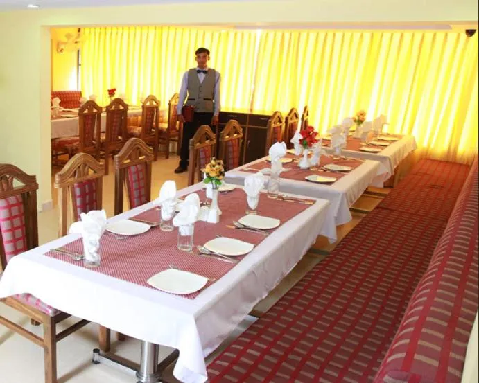 Restaurant/places to eat in Saiesh International Hotel