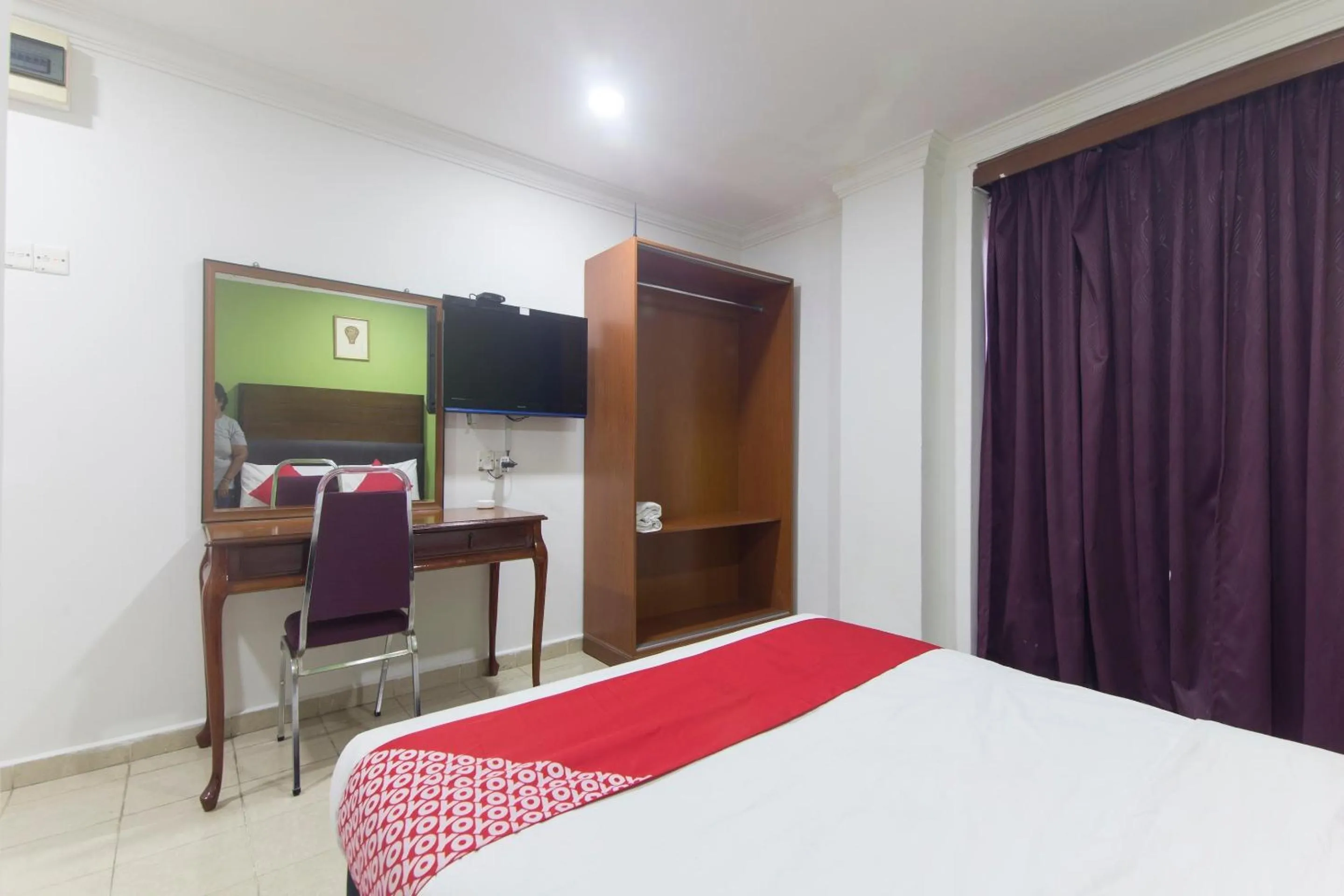 Bedroom, TV/Entertainment Center in OYO 805 Hotel Run Star