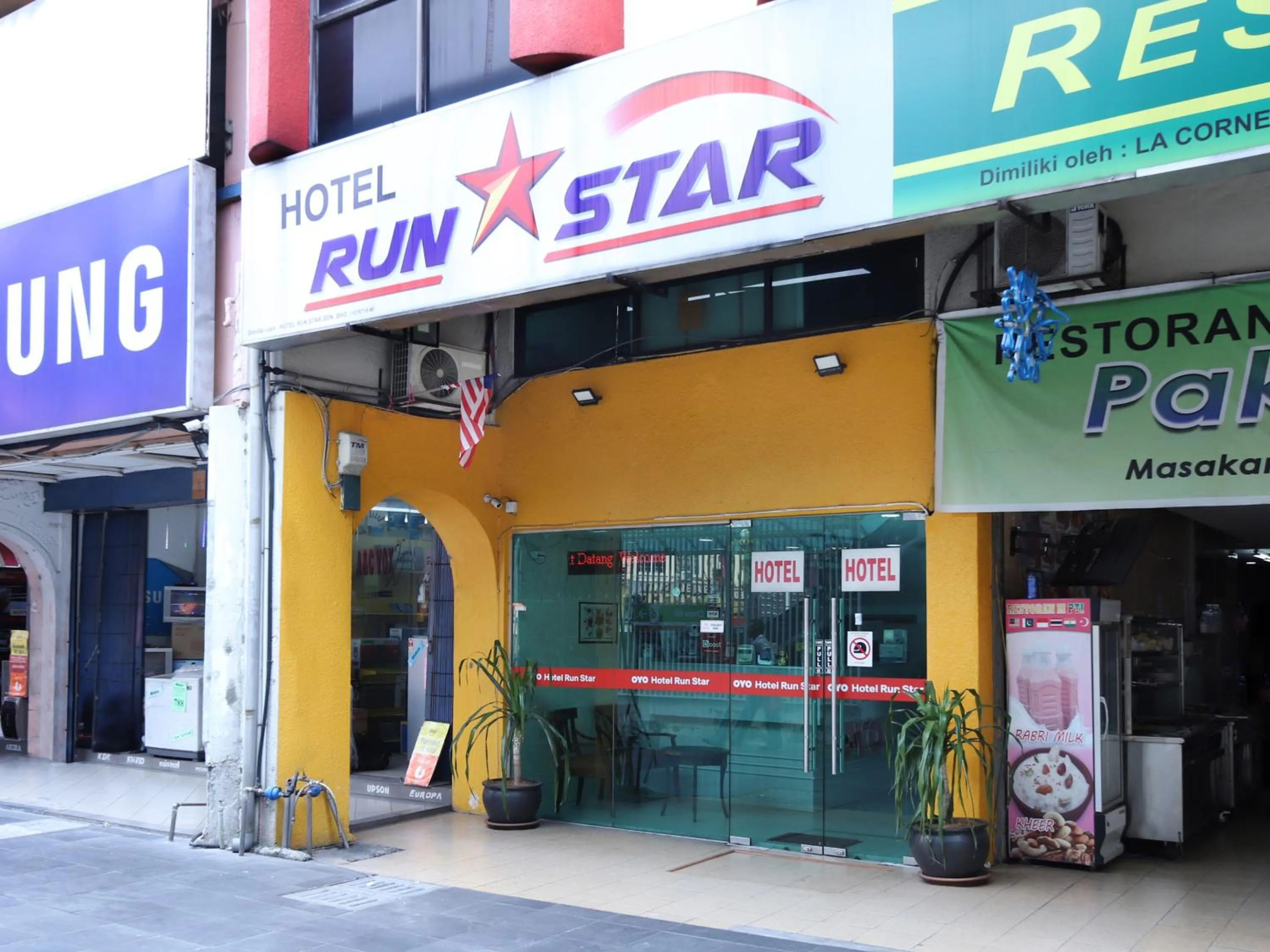 Facade/entrance in OYO 805 Hotel Run Star