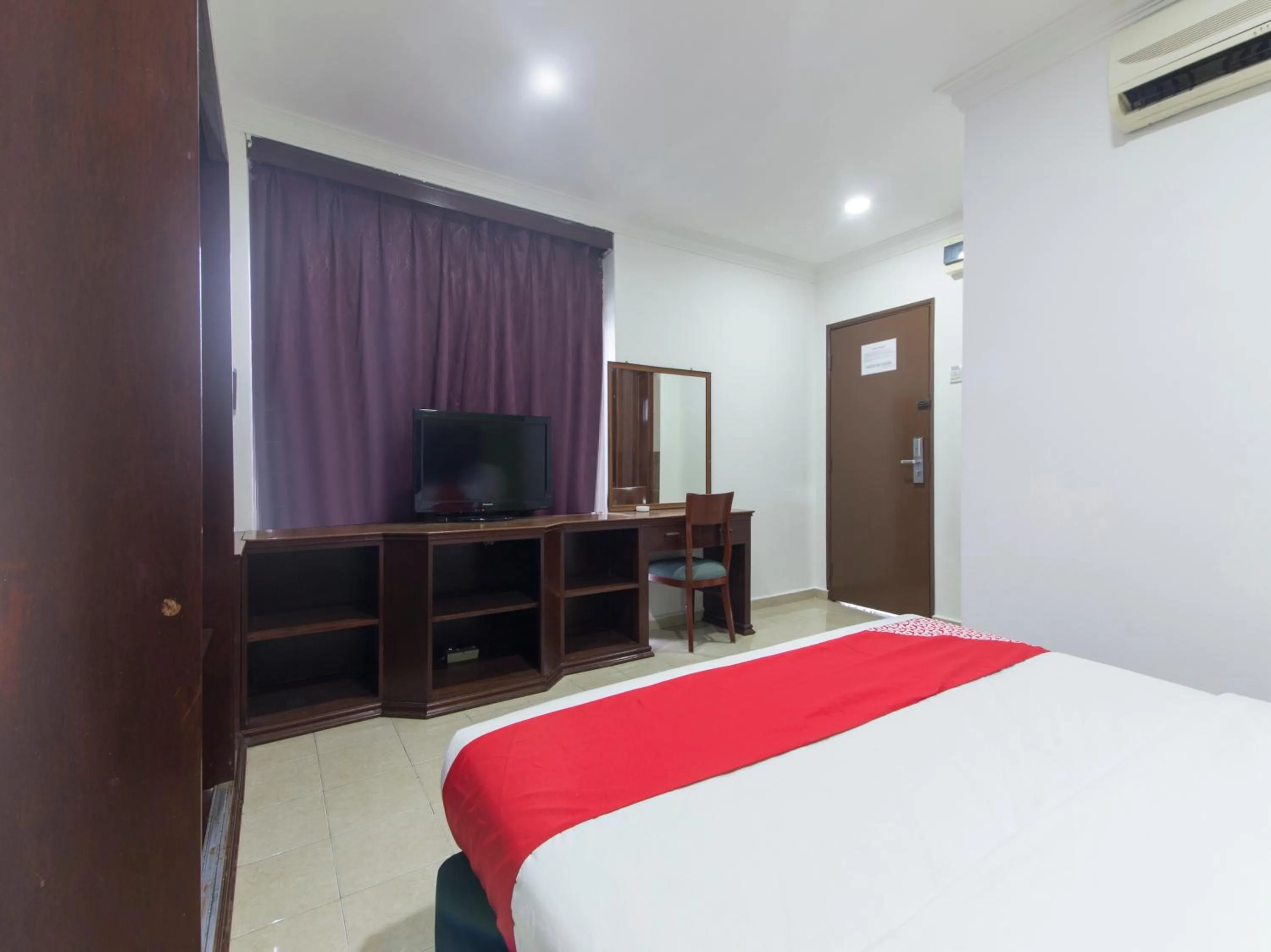 Bedroom, TV/Entertainment Center in OYO 805 Hotel Run Star
