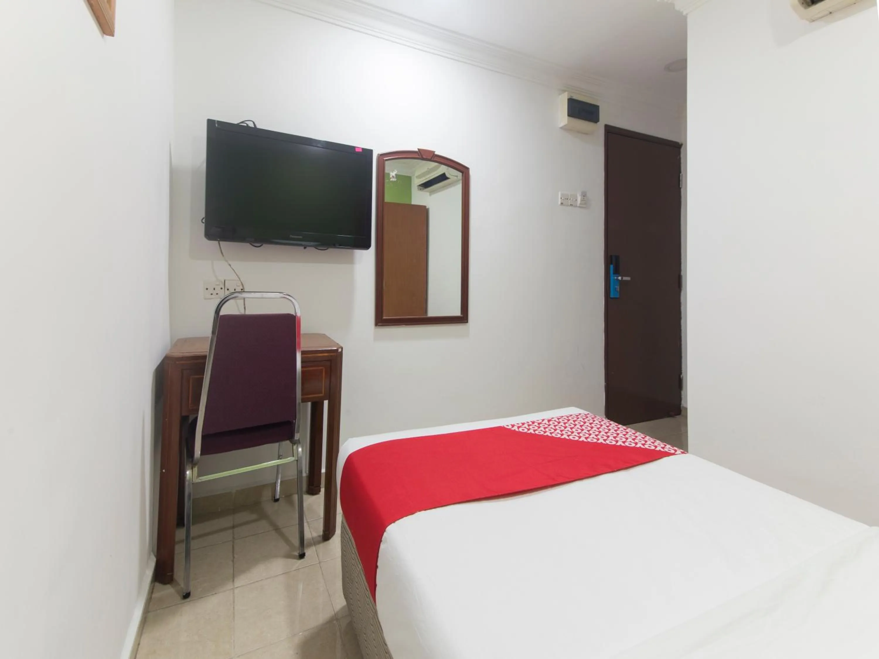 Bathroom, TV/Entertainment Center in OYO 805 Hotel Run Star