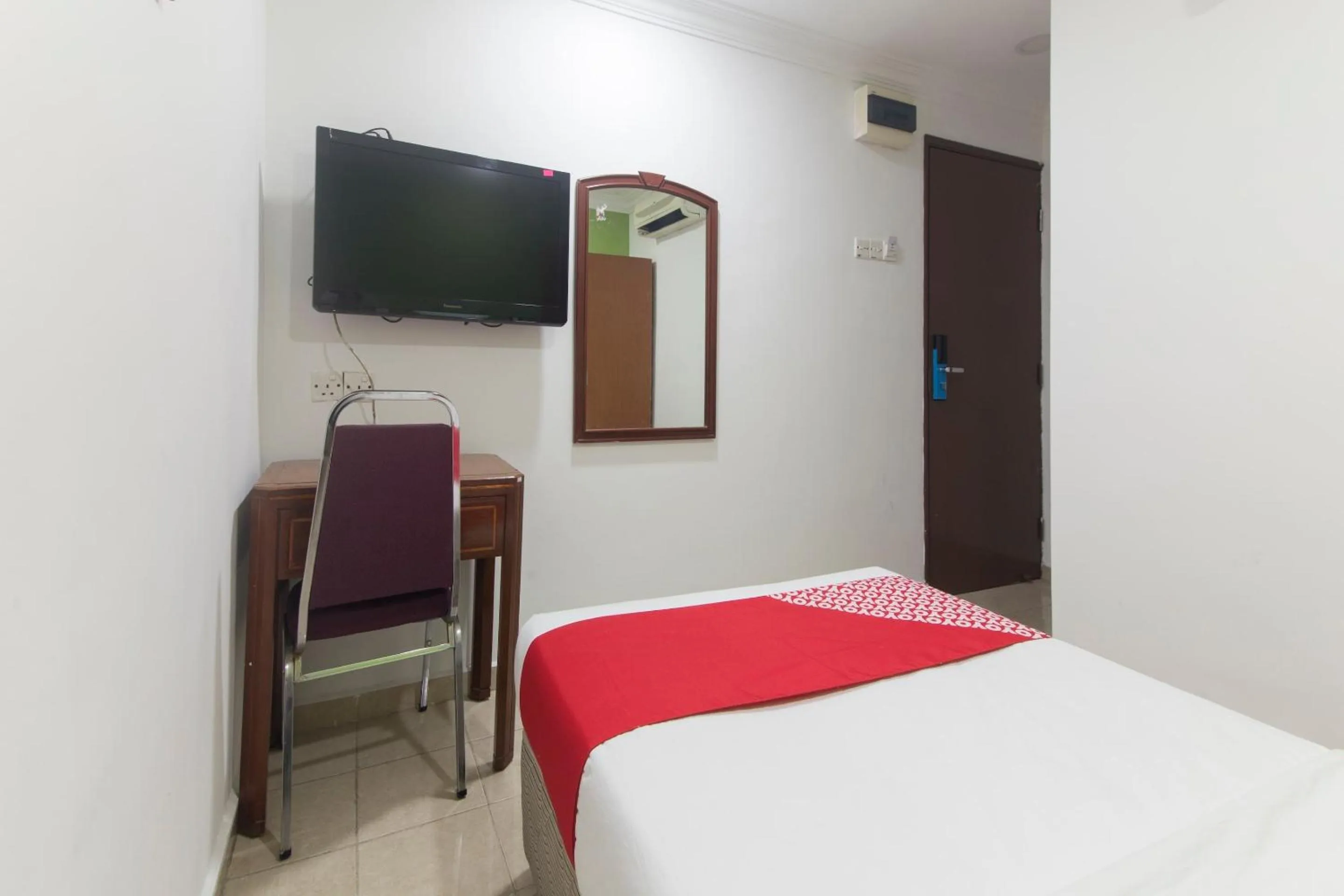 Bedroom, TV/Entertainment Center in OYO 805 Hotel Run Star