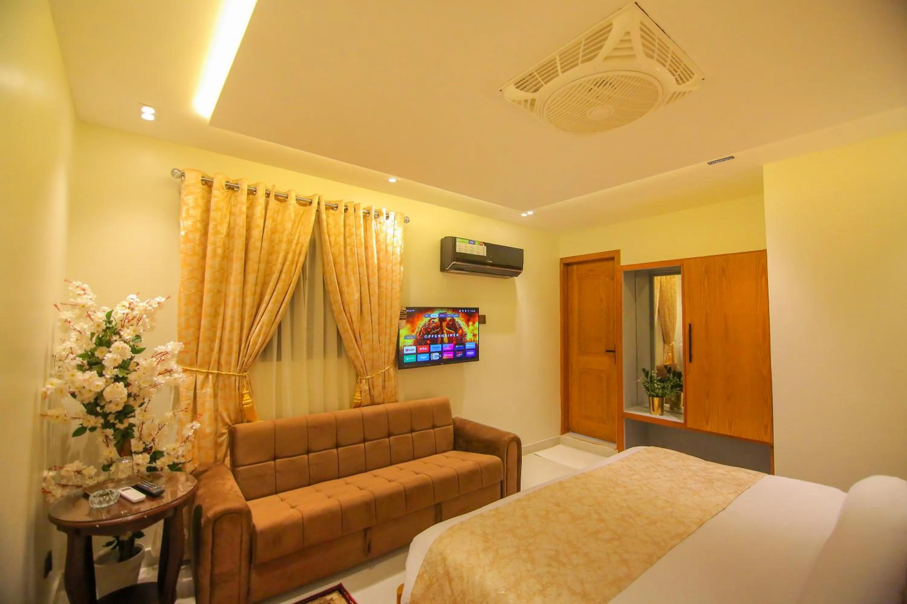 TV and multimedia, Bed in Premier Inn Gulberg Lahore