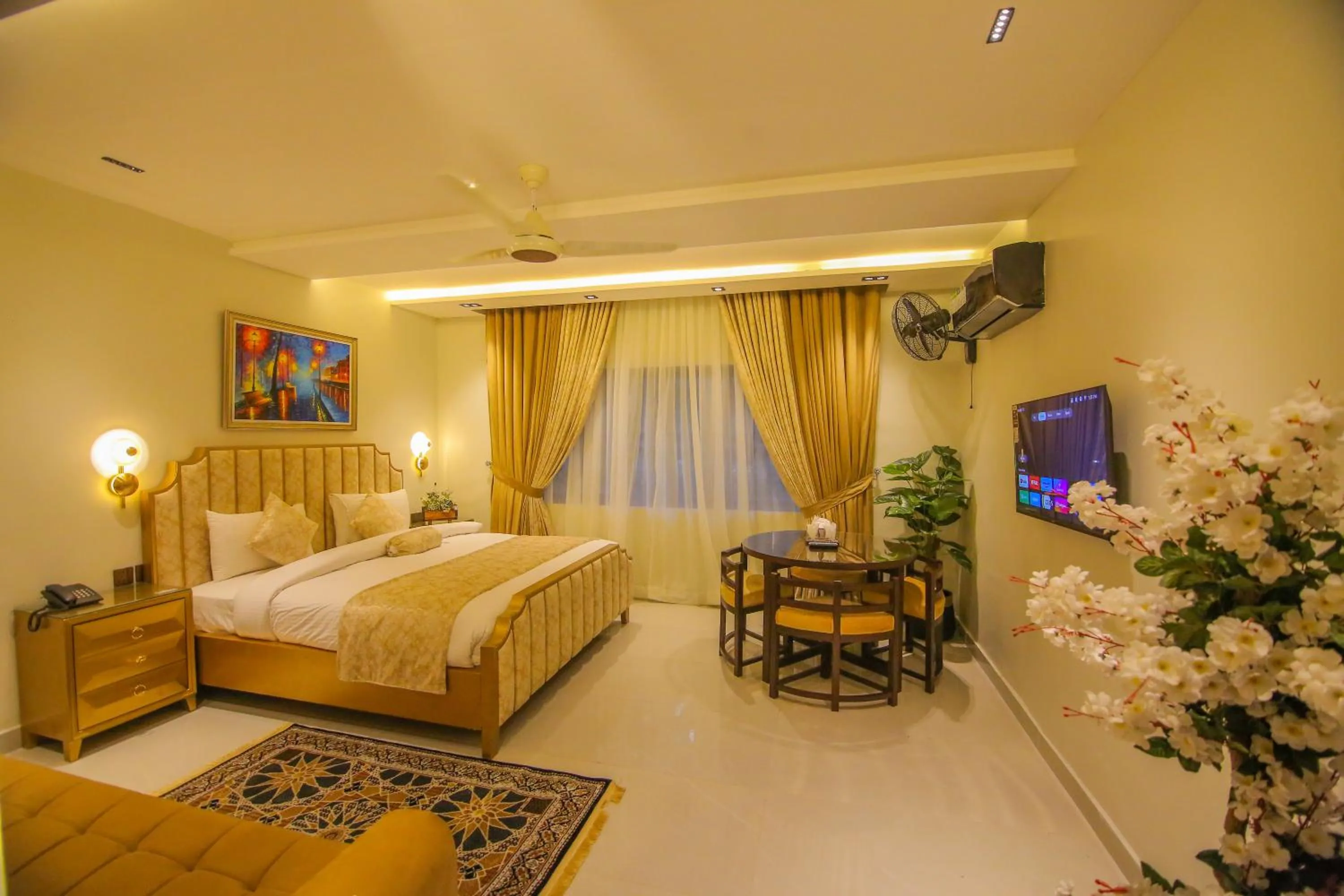 Photo of the whole room, Bed in Premier Inn Gulberg Lahore