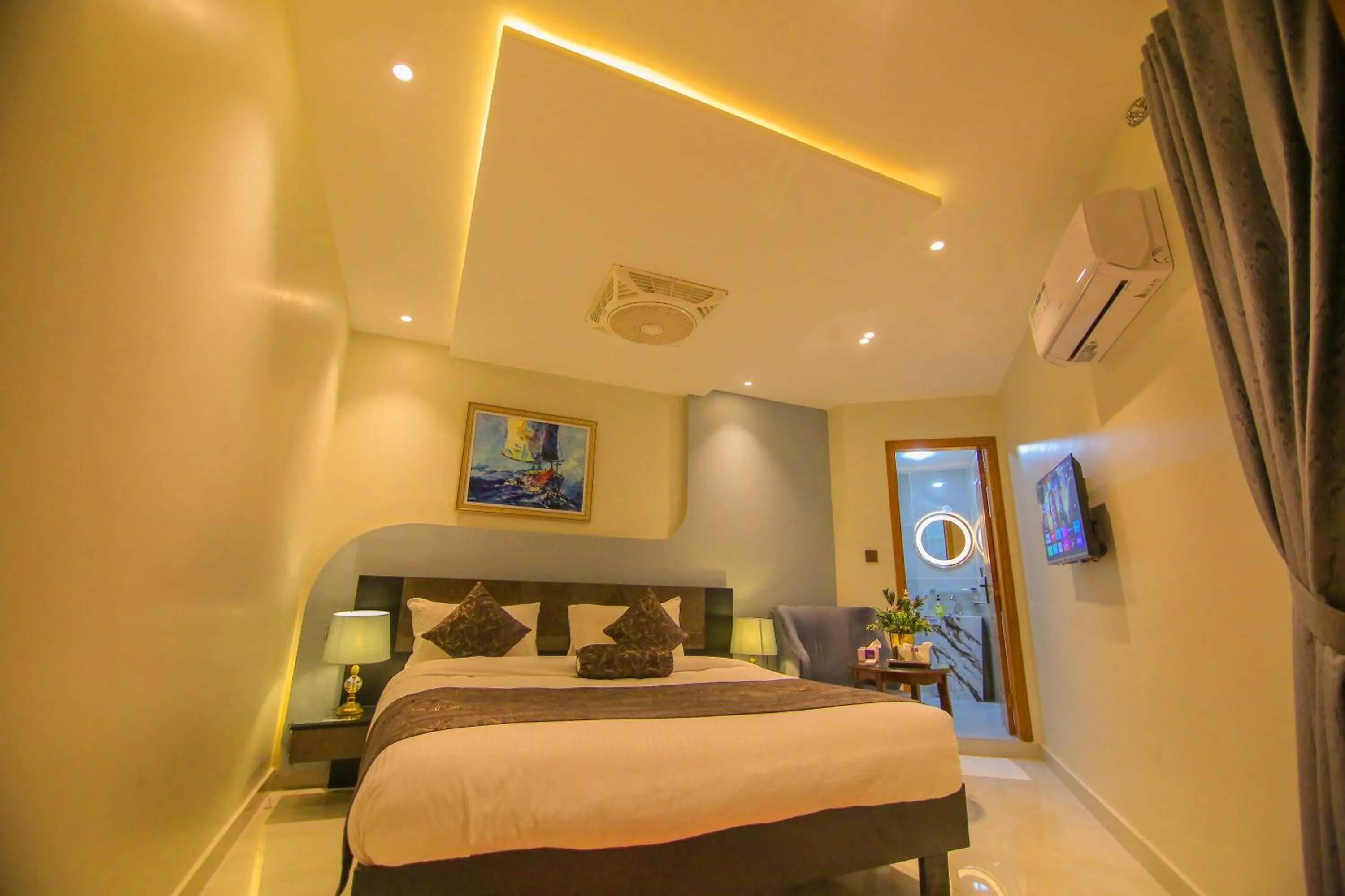 Photo of the whole room, Bed in Premier Inn Gulberg Lahore