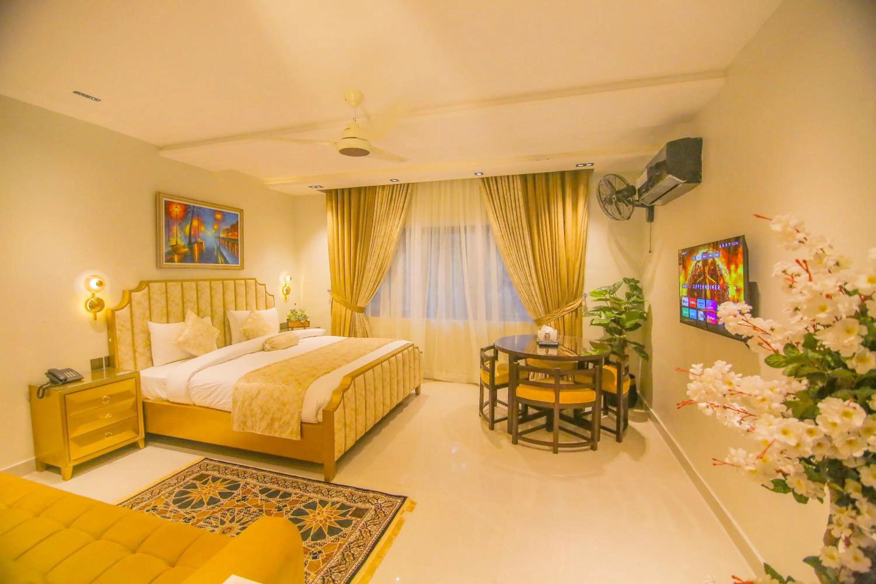 Photo of the whole room, Bed in Premier Inn Gulberg Lahore