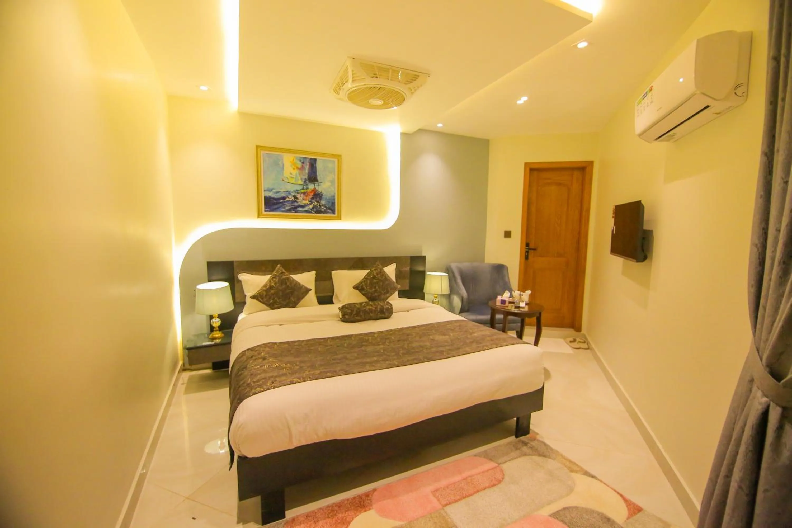 Photo of the whole room, Bed in Premier Inn Gulberg Lahore