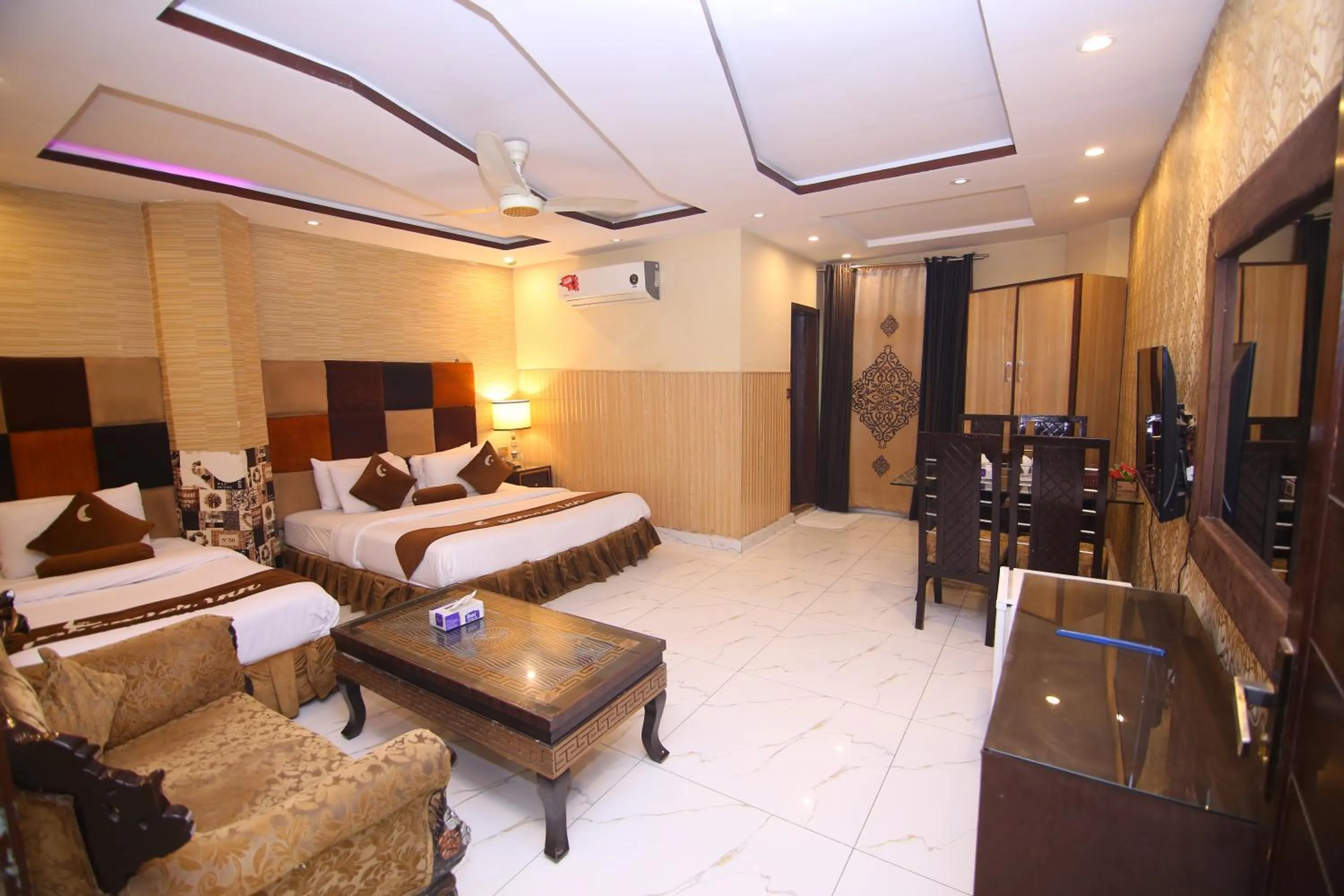 Property building, Bed in Premier Inn Gulberg Lahore